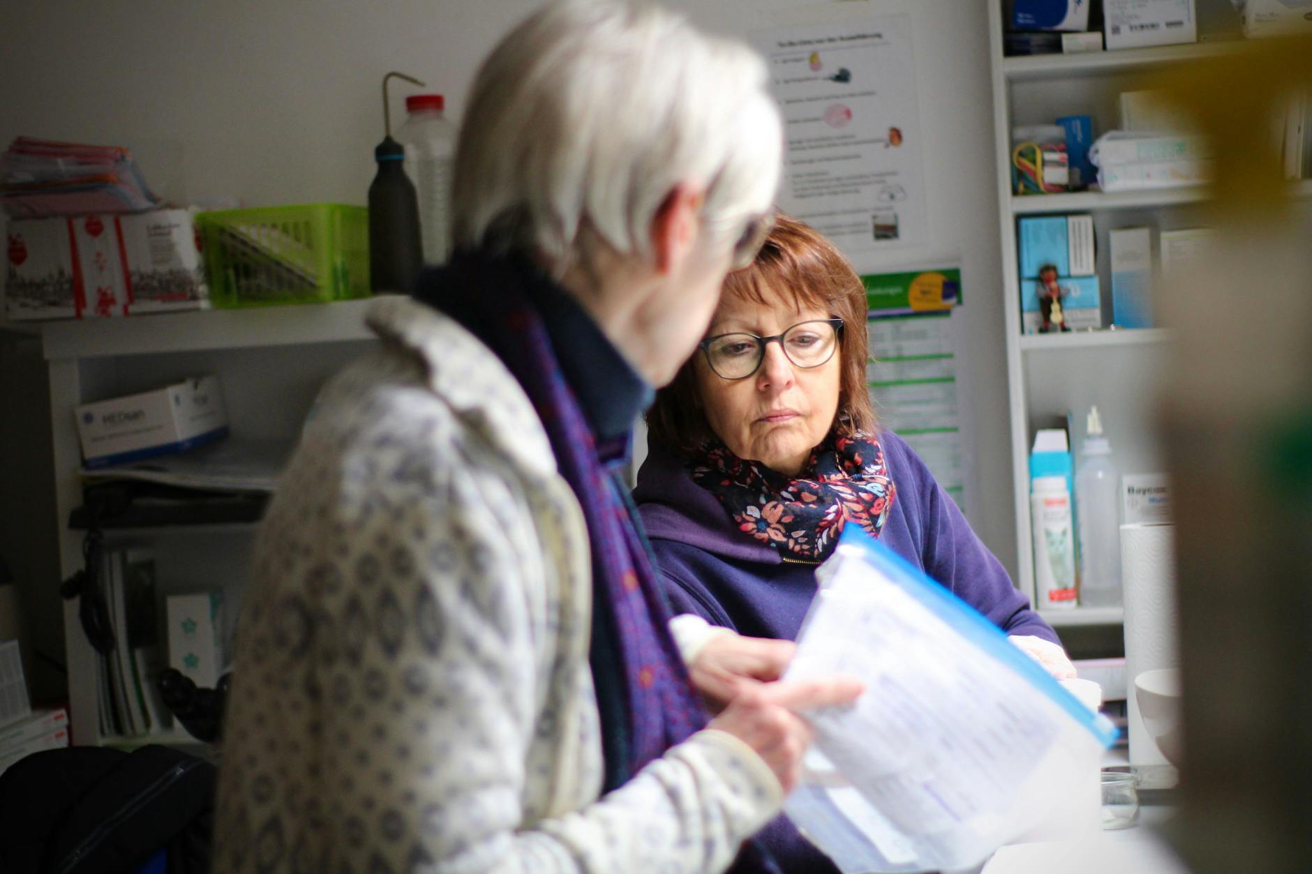 Regine Schmidt und Gabriele Gaede: ein starkes Team für Berlins Igel in Not. Mit Erfahrung und Herz kümmern sie sich um die Rettung und die Pflege der Stacheltiere – allein dieses Jahr wurden mehr als 1000 Igel aus Berlin und dem Umland gerettet.