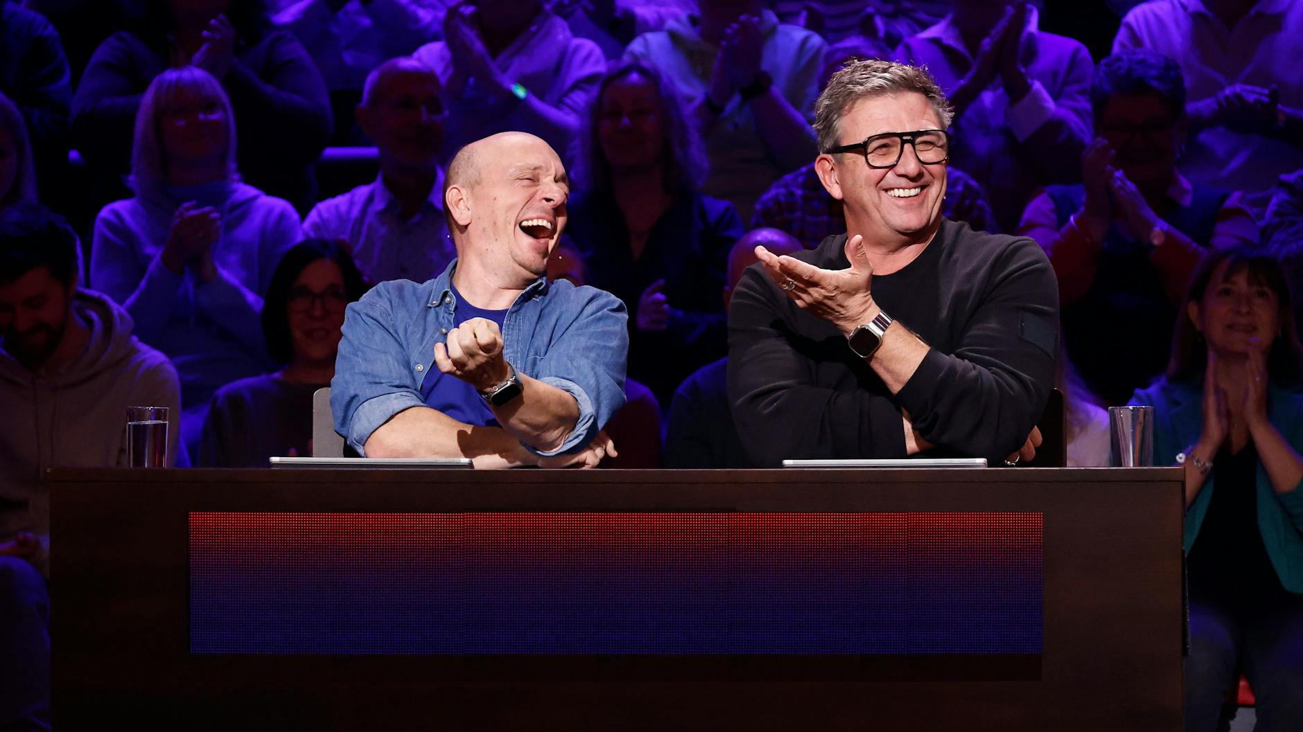 Klein mit Groß: Bernhard Hoëcker (l.) bildet mit Schauspieler Hans Sigl (r.) ein Team.