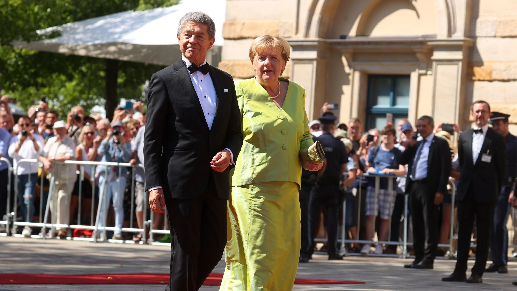 Angela Merkel lernt mit Ehemann Joachim Sauer Richard Wagner lieben.