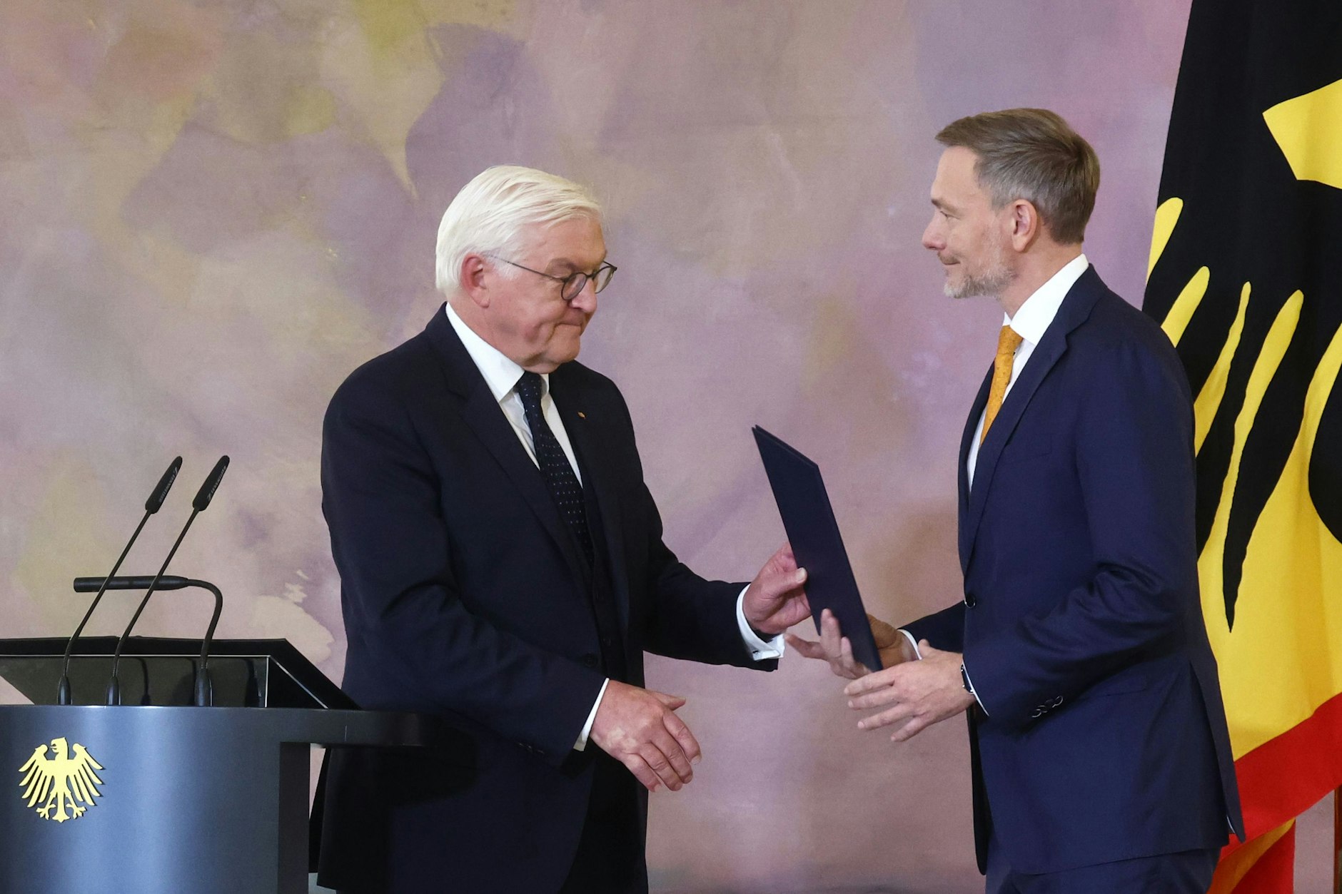 Bundespräsident Frank-Walter Steinmeier (li.) übergibt Christian Lindner (FDP), ehemaliger Bundesminister der Finanzen, die Entlassungsurkunde. Das Ende der Ampel-Koalition ist damit besiegelt.