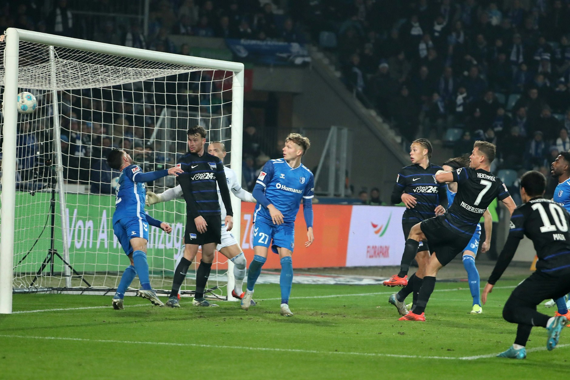 Hertha-Stürmer Florian Niederlechner köpfte zum 2:1 für Hertha BSC in Magdeburg.
