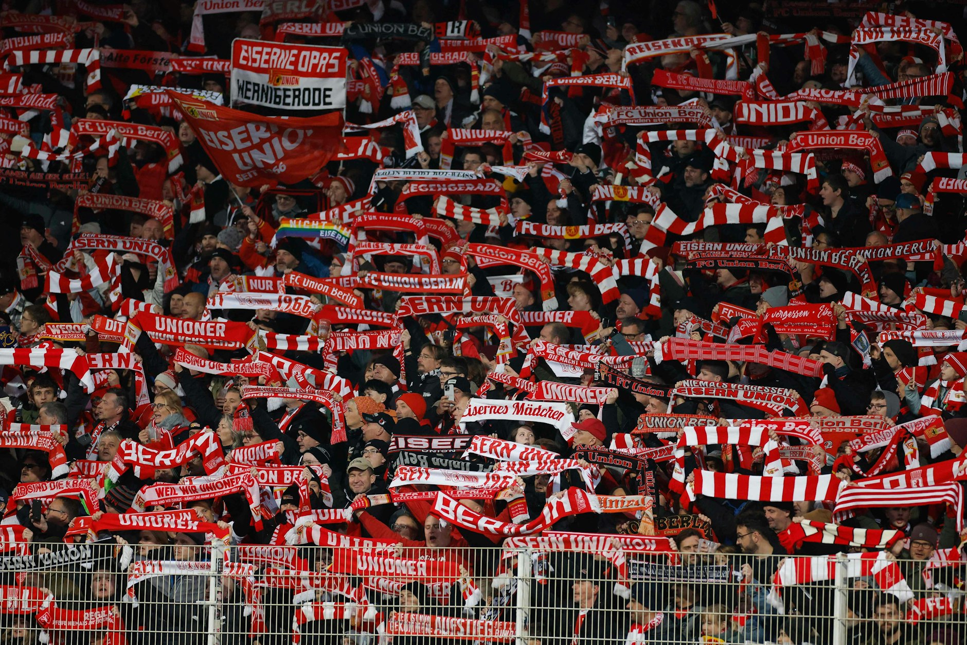 Die Fans werden auch gegen Leverkusen wieder wie ein Mann hinter dem 1. FC Union stehen. Das beflügelt, aber die Hauptarbeit muss natürlich die Mannschaft auf dem Platz erledigen.