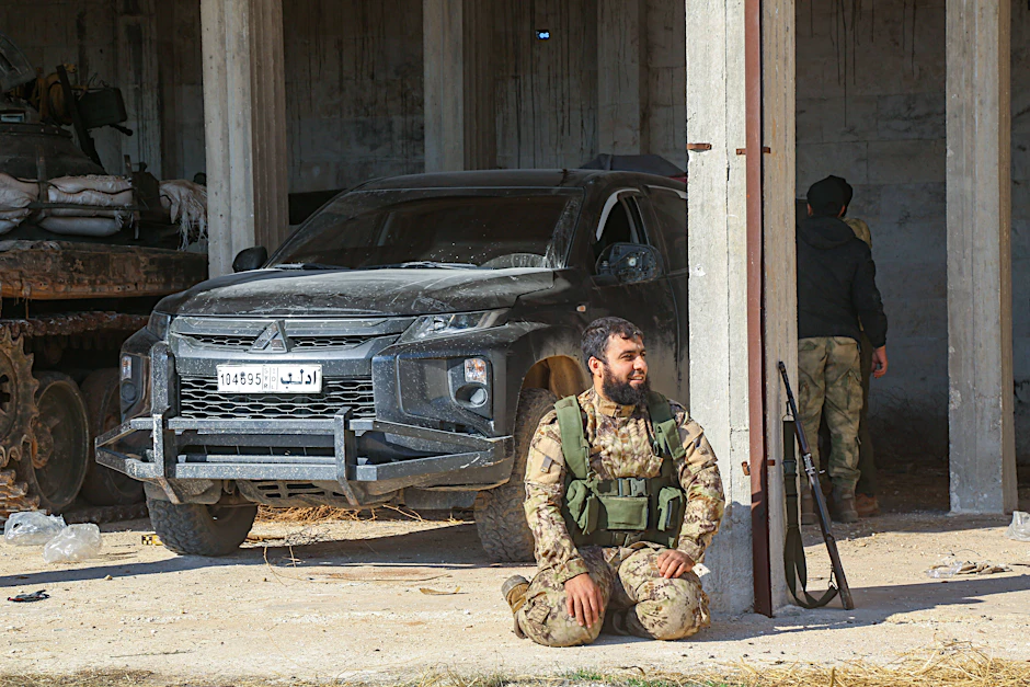 Kämpfer der islamistischen Gruppe Hajat Tahrir-al Scham (HTS) greifen von den Regierungstruppen kontrollierte Gebiete an.