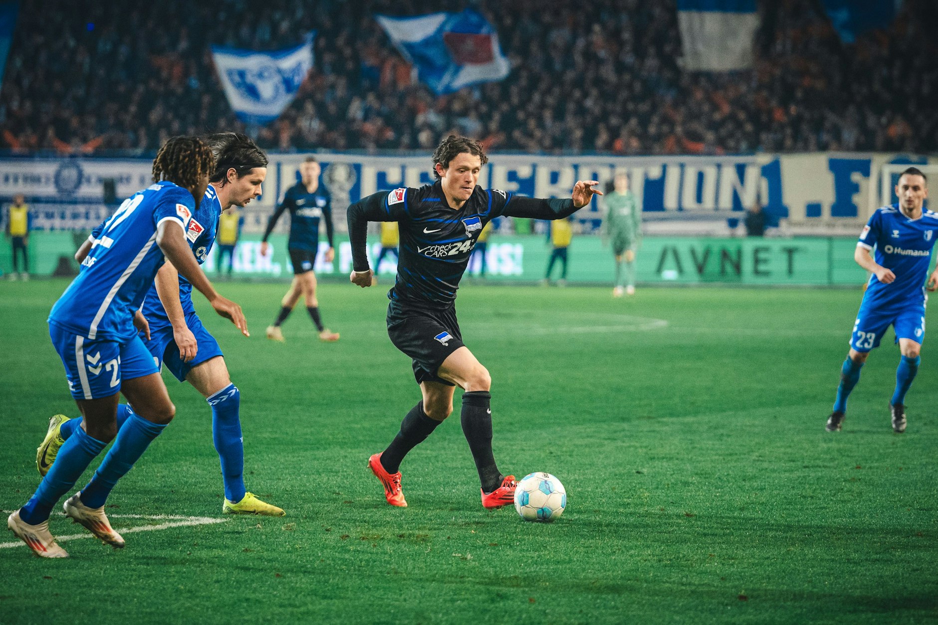 Da ist er wieder! Fanliebling Fabian Reese feiert sein Geburtstags-Comeback beim 3:1 in Magdeburg.