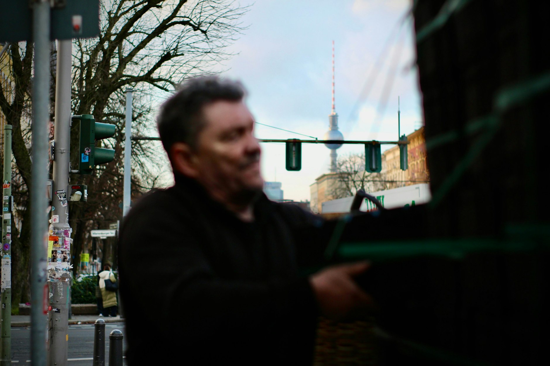 Die Lieferanten der Firma Braun bringen Braunkohle mit reiner Muskelkraft in die Keller der Stadt. Während sich Berlin oben ständig verändert, bleiben die dunklen Keller fast zeitlos – nur die Spinnweben werden schwerer und älter. 