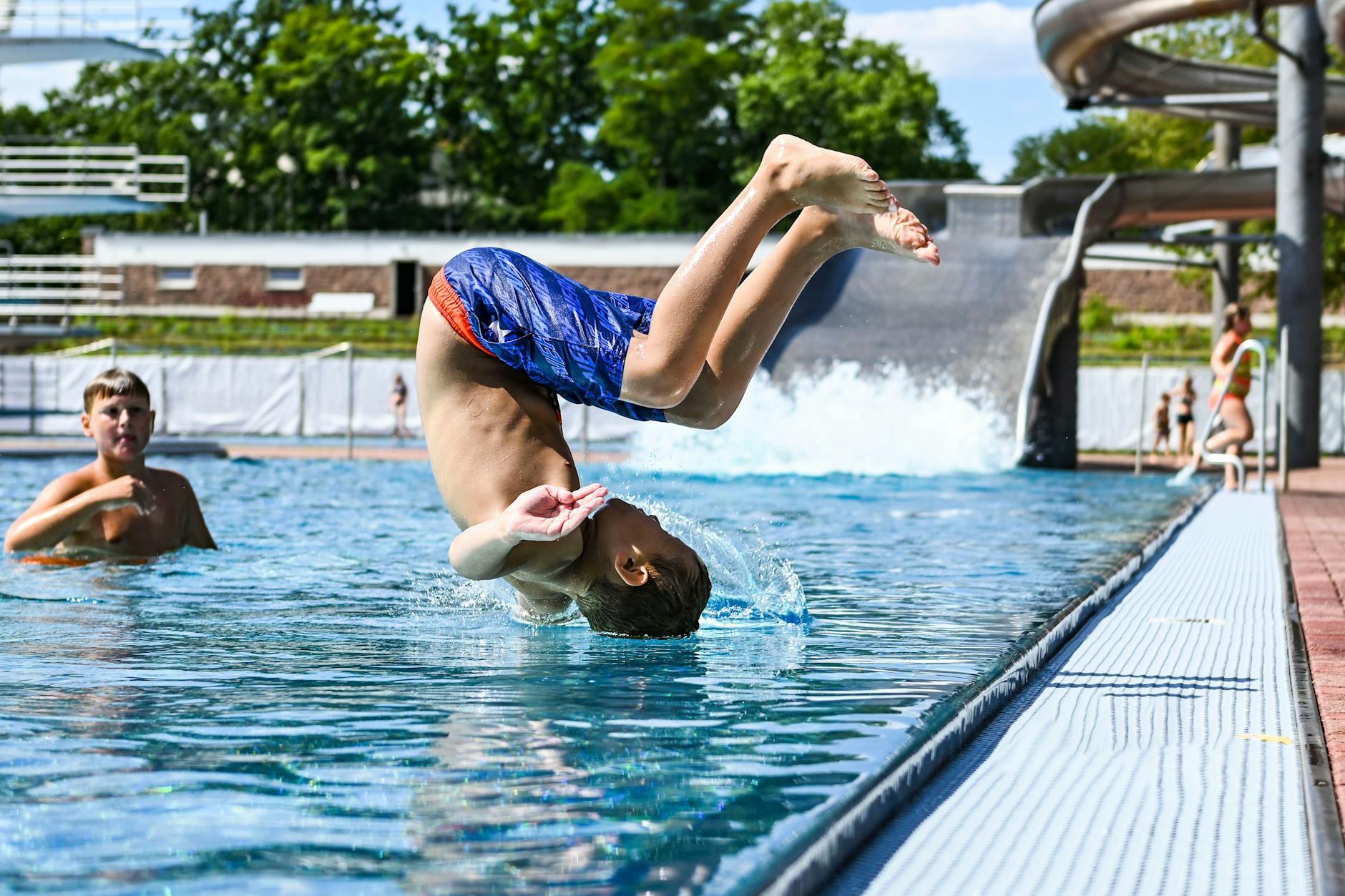 Rolle rückwärts im Pankower Sommerbad. Von den großen Plänen für ein Multifunktionbad bleibt wohl nur eine schnöde Schwimmhalle.