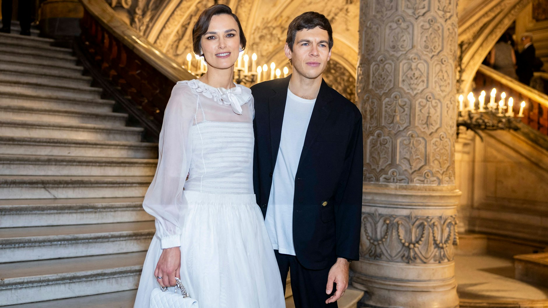 Keira Knightley mit ihrem Mann James Righton bei der Chanel Modeschau in Paris im vergangenen Juni.