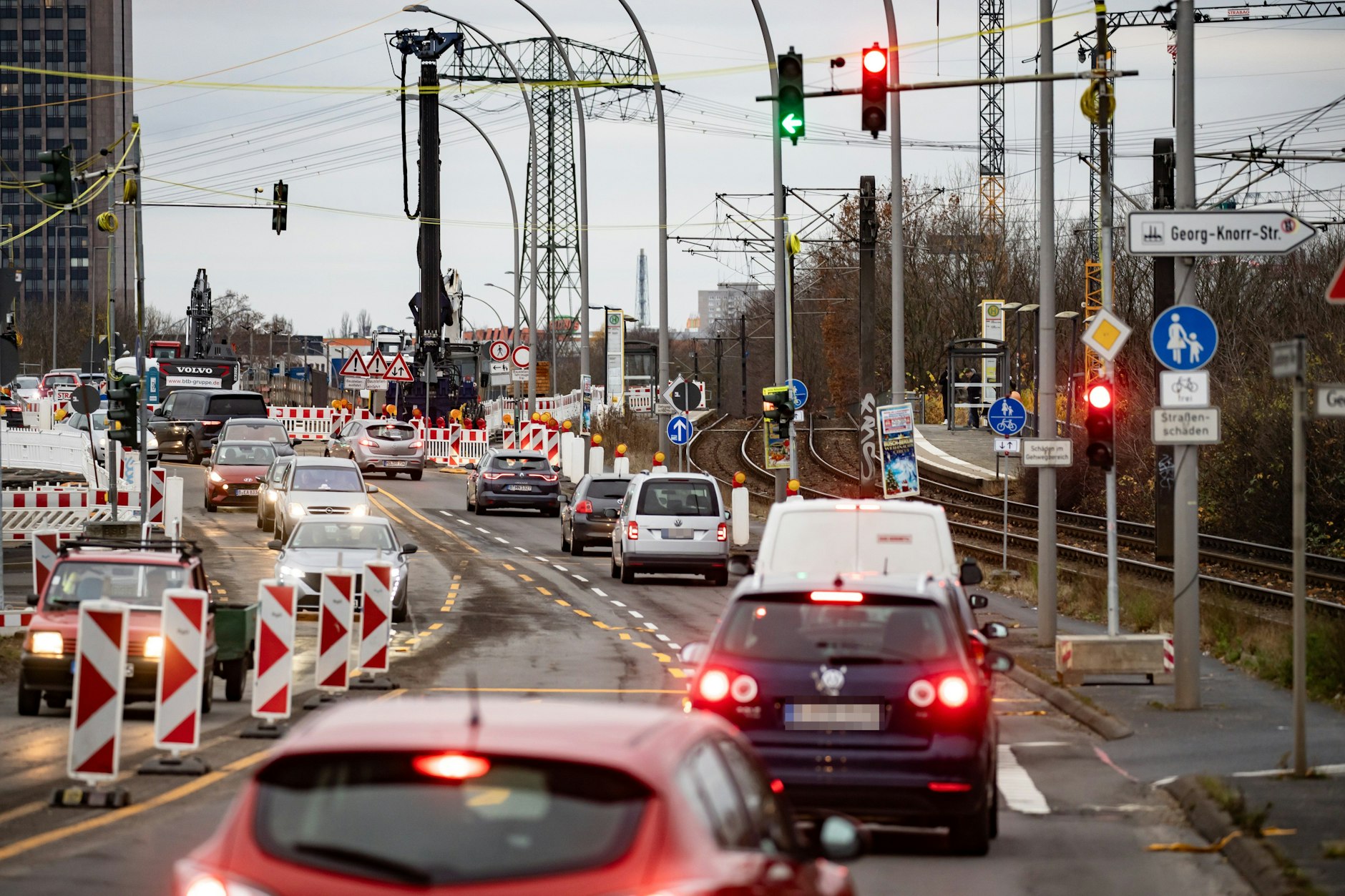 Derzeit staut sich der Verkehr am Marzahner Knoten durch die Baumaßnahmen immer wieder.