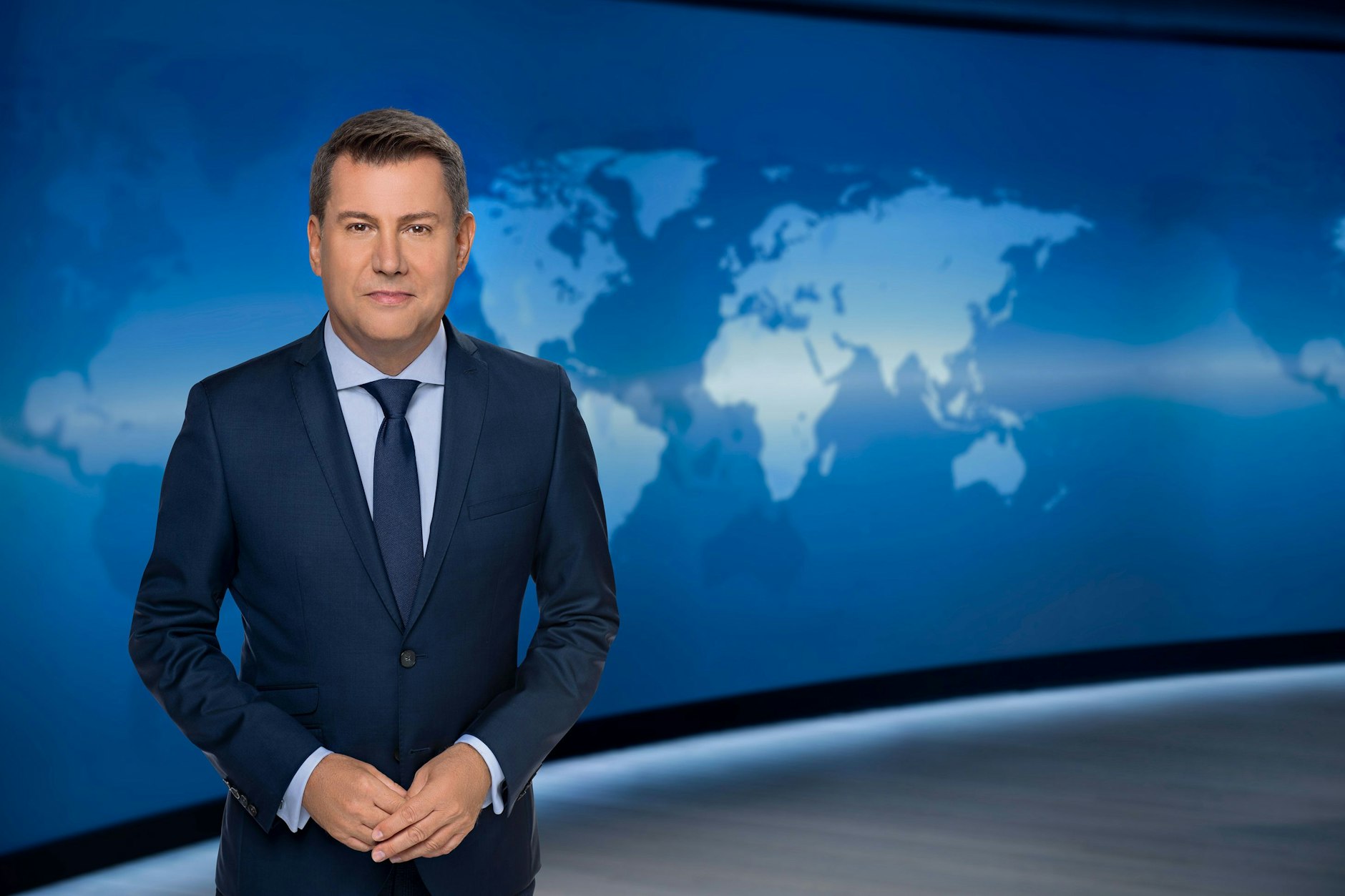 Auch Jens Riewa verzichtet jetzt auf die Anrede „Meine Damen und Herren“ in der Tagesschau.