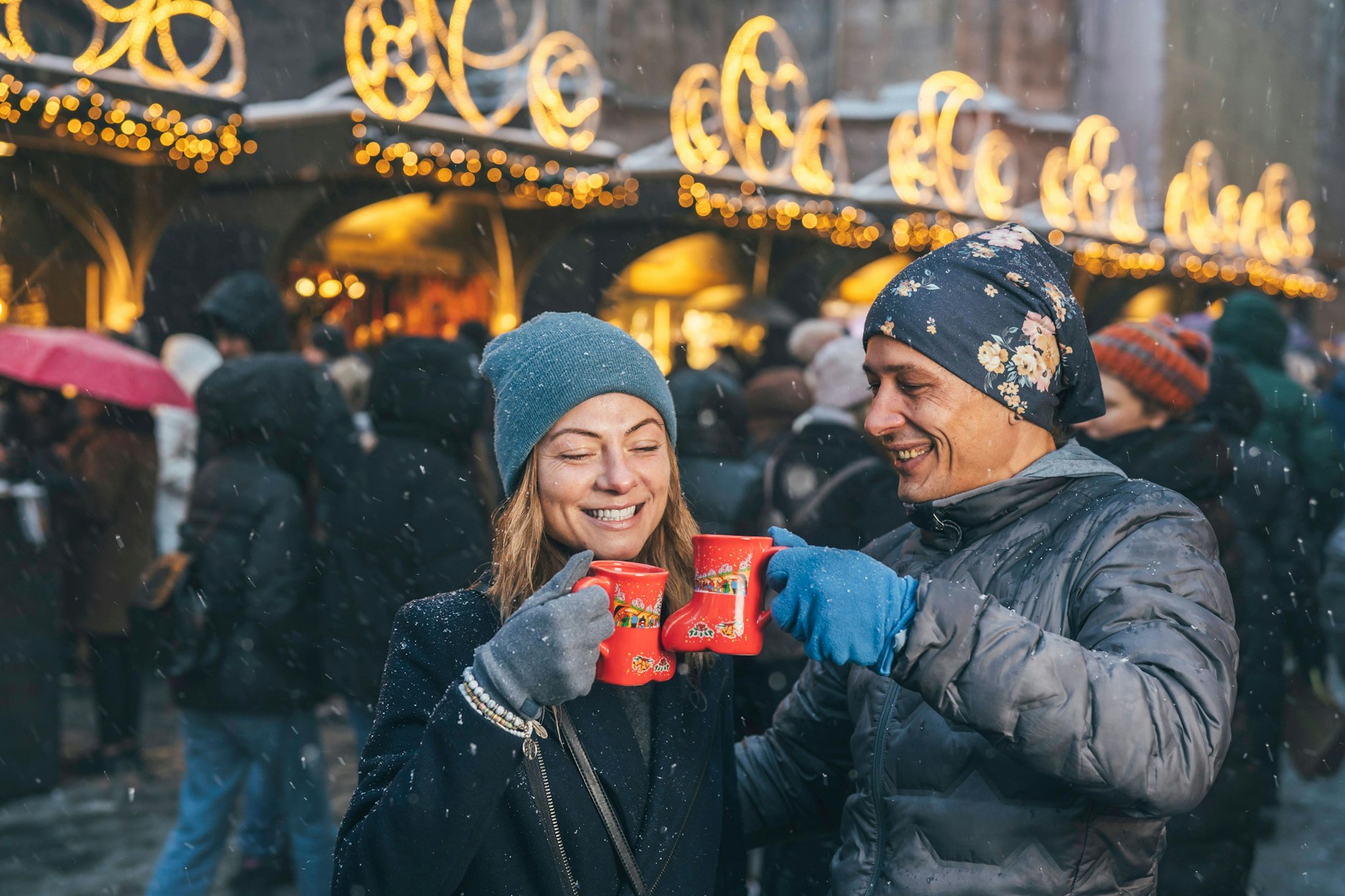 Als Erinnerung an einen schönen Bummel auf dem Weihnachtsmarkt wären die Glühweintasse ein schönes Souvenir. Aber darf man die Pfand-Tassen einfach so mitnehmen?