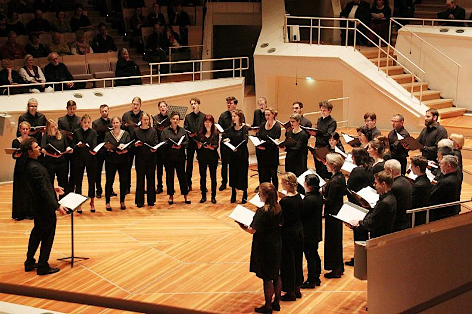 Ein Chor vom Chorverband Berlin bei einem Konzert in der Philharmonie Berlin.