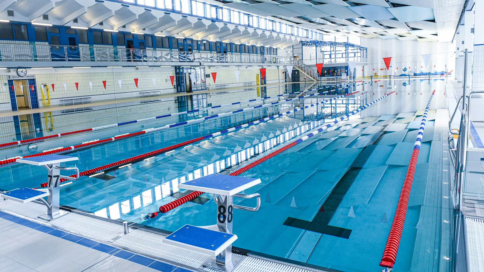 Die Schwimmhalle am Helene-Weigel-Platz soll Anfang März wieder öffnen. Wenn nichts dazwischenkommt ...