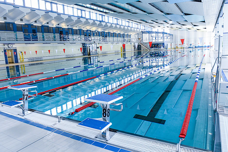 Die Schwimmhalle am Helene-Weigel-Platz muss für Monate schließen. Auch die Alternativen sind geschlossen oder weit weg.