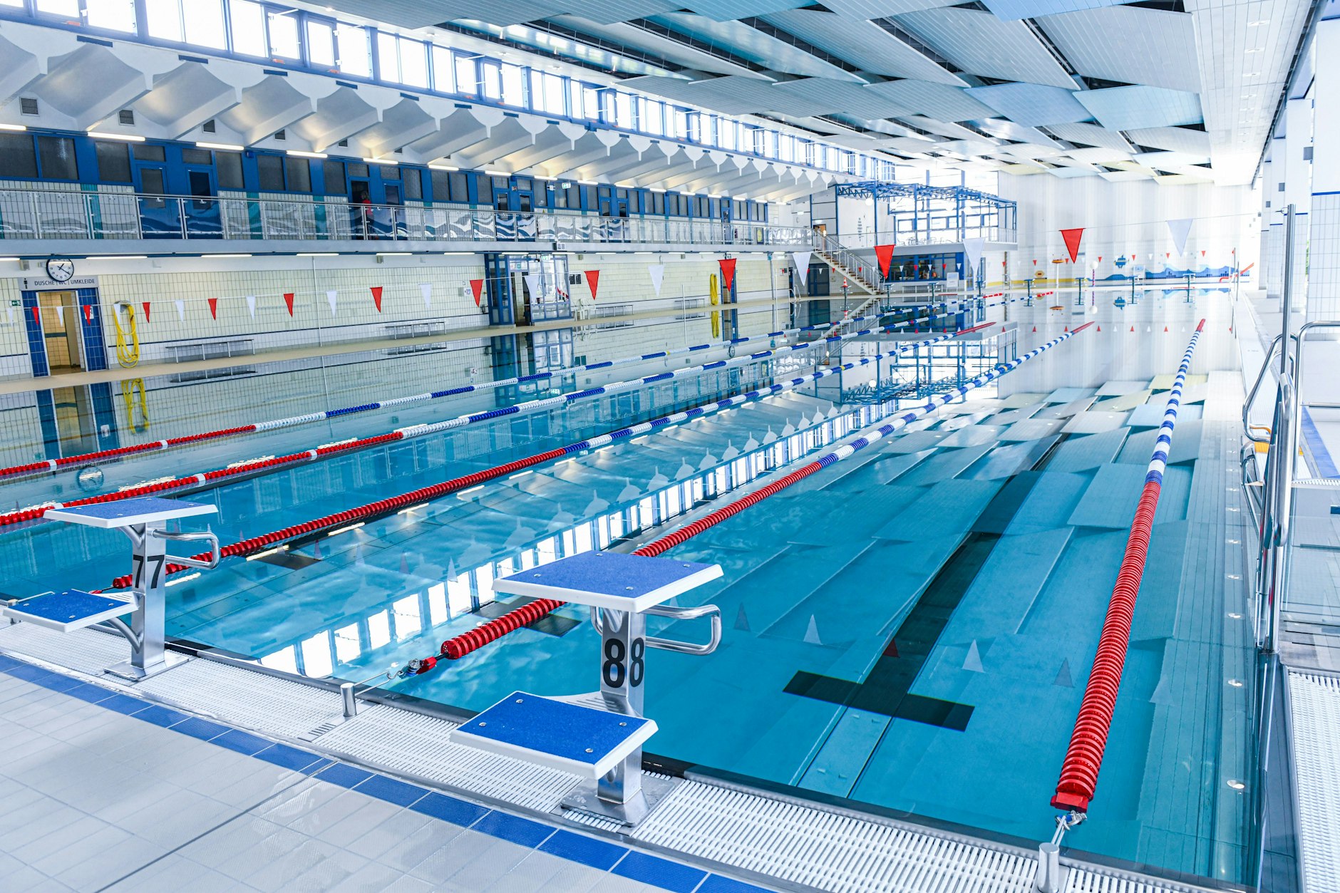 Die Schwimmhalle am Helene-Weigel-Platz muss für Monate schließen. Auch die Alternativen sind geschlossen oder weit weg.