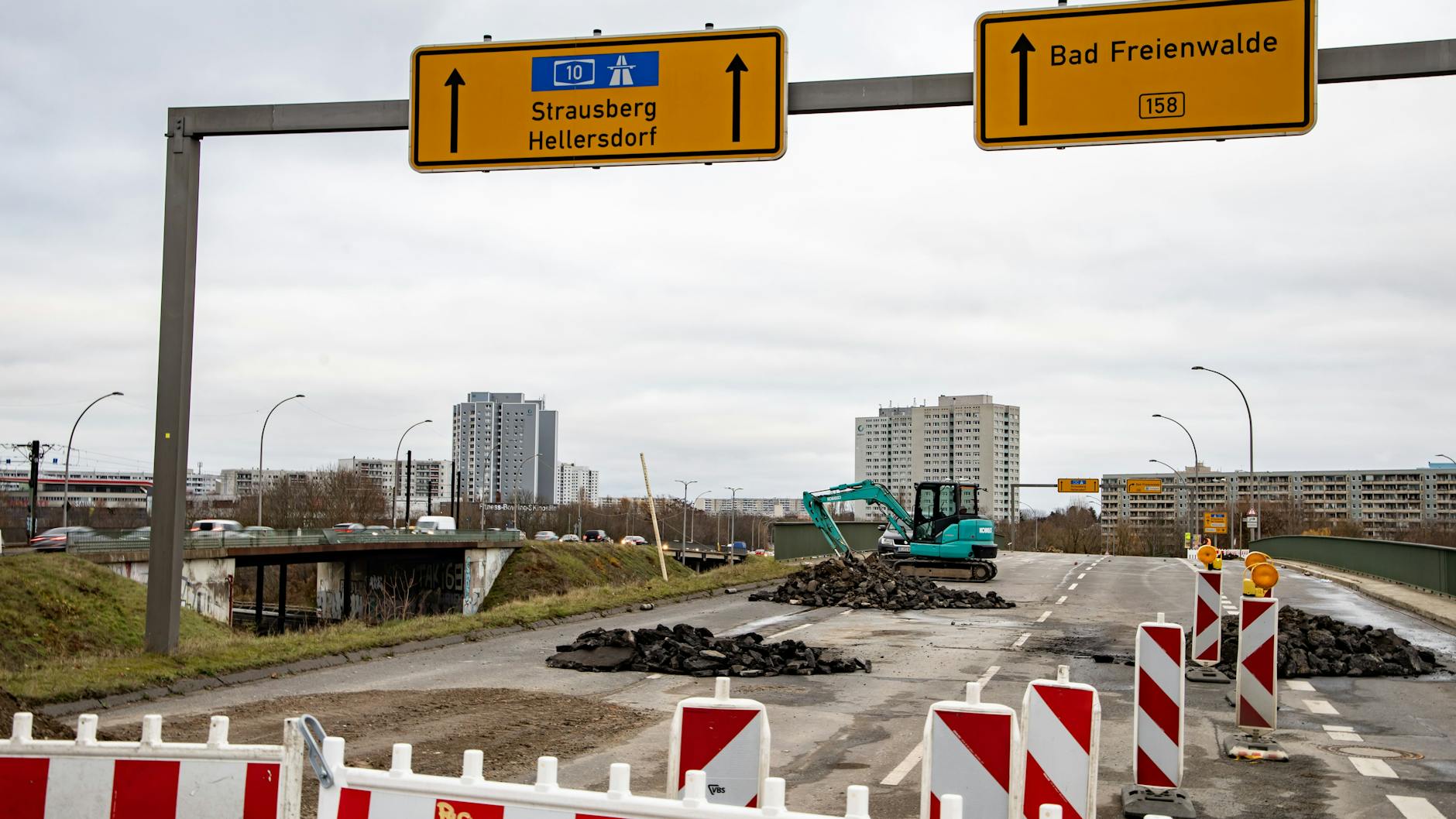 Wegen des Abrisses der Brücken ist die eine Hälfte der Landsberger Allee gesperrt, auf der anderen geht es nur einspurig in jede Richtung.