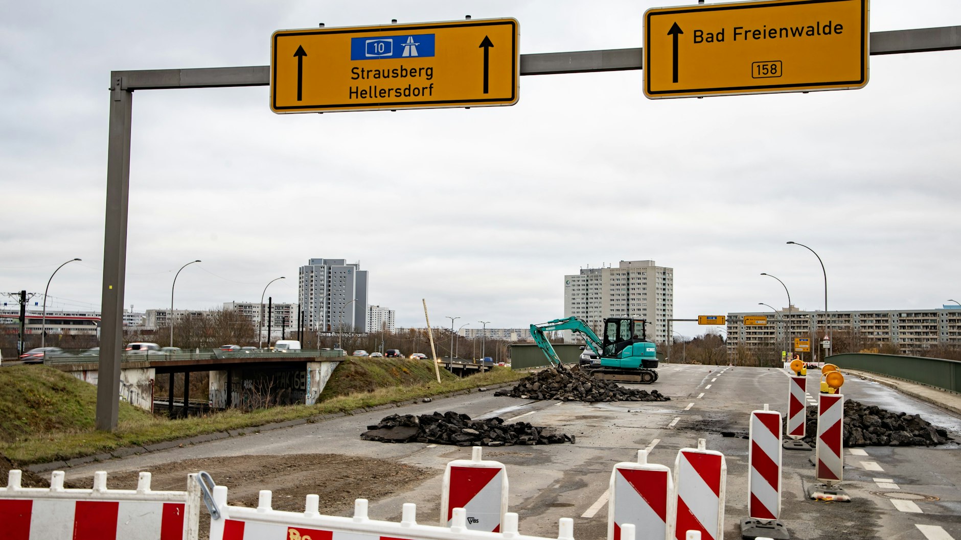Wegen des Abrisses der Brücken ist die eine Hälfte der Landsberger Allee gesperrt, auf der anderen geht es nur einspurig in jede Richtung.