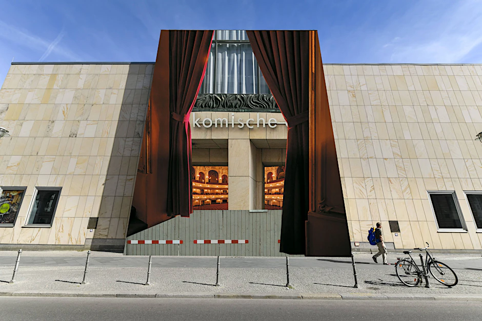 Die Sanierungsarbeiten in der Komischen Oper haben bereits begonnen, doch nun droht der Baustopp.