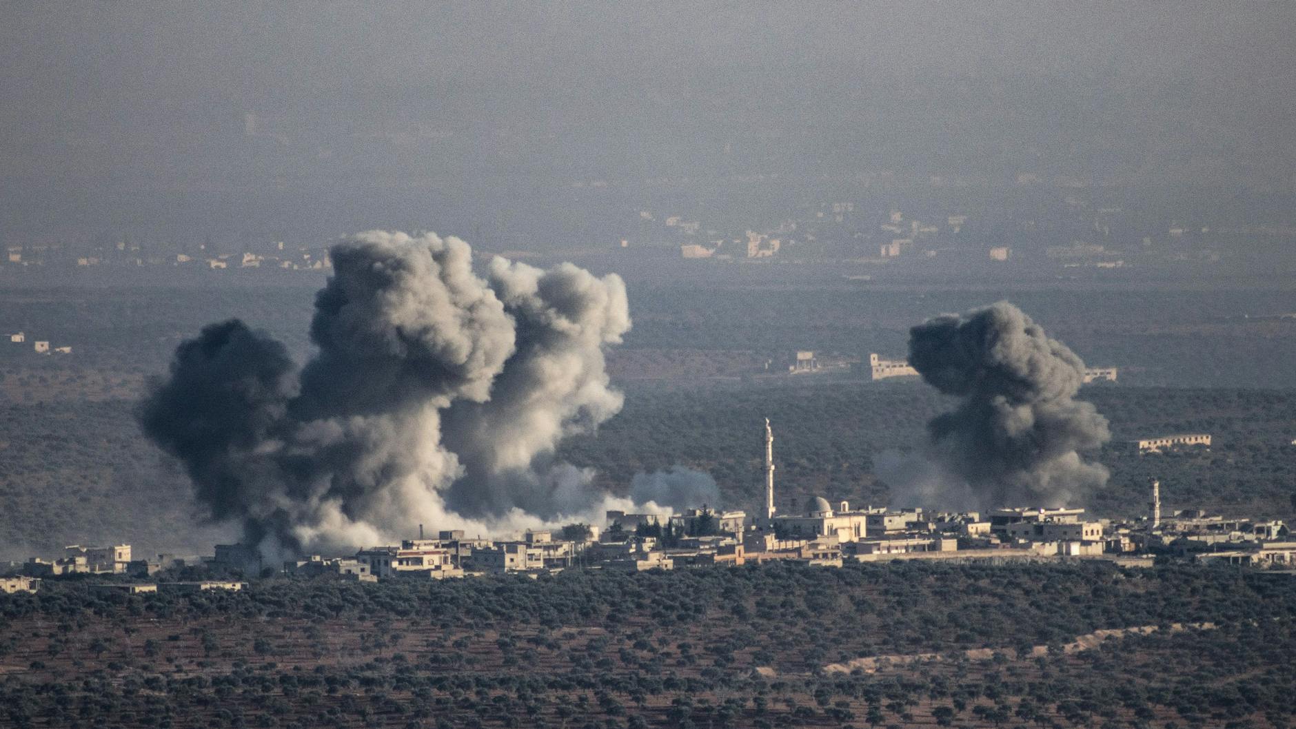 Nach einem Luftangriff des syrischen Regimes oder des verbündeten Russland auf die Stadt Majdalya in der Region Idlib steigt Rauch auf.