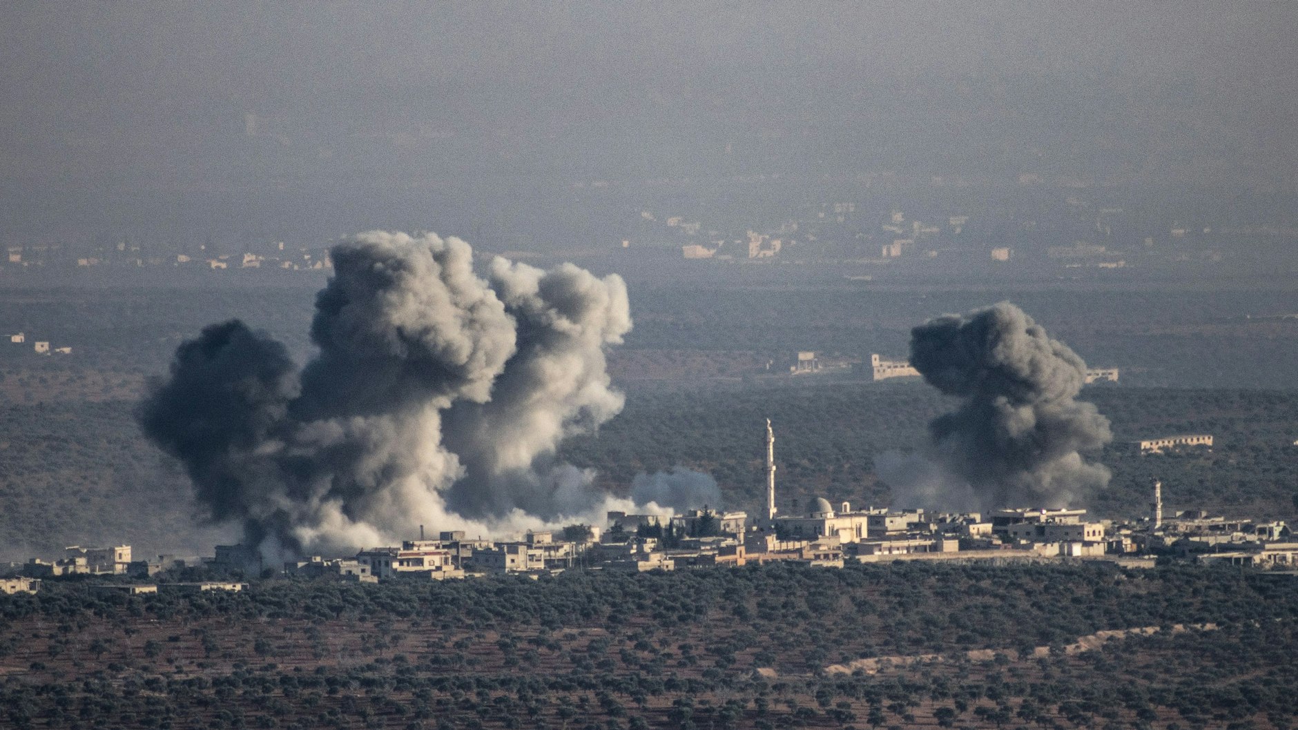 Nach einem Luftangriff des syrischen Regimes oder des verbündeten Russland auf die Stadt Majdalya in der Region Idlib steigt Rauch auf. 