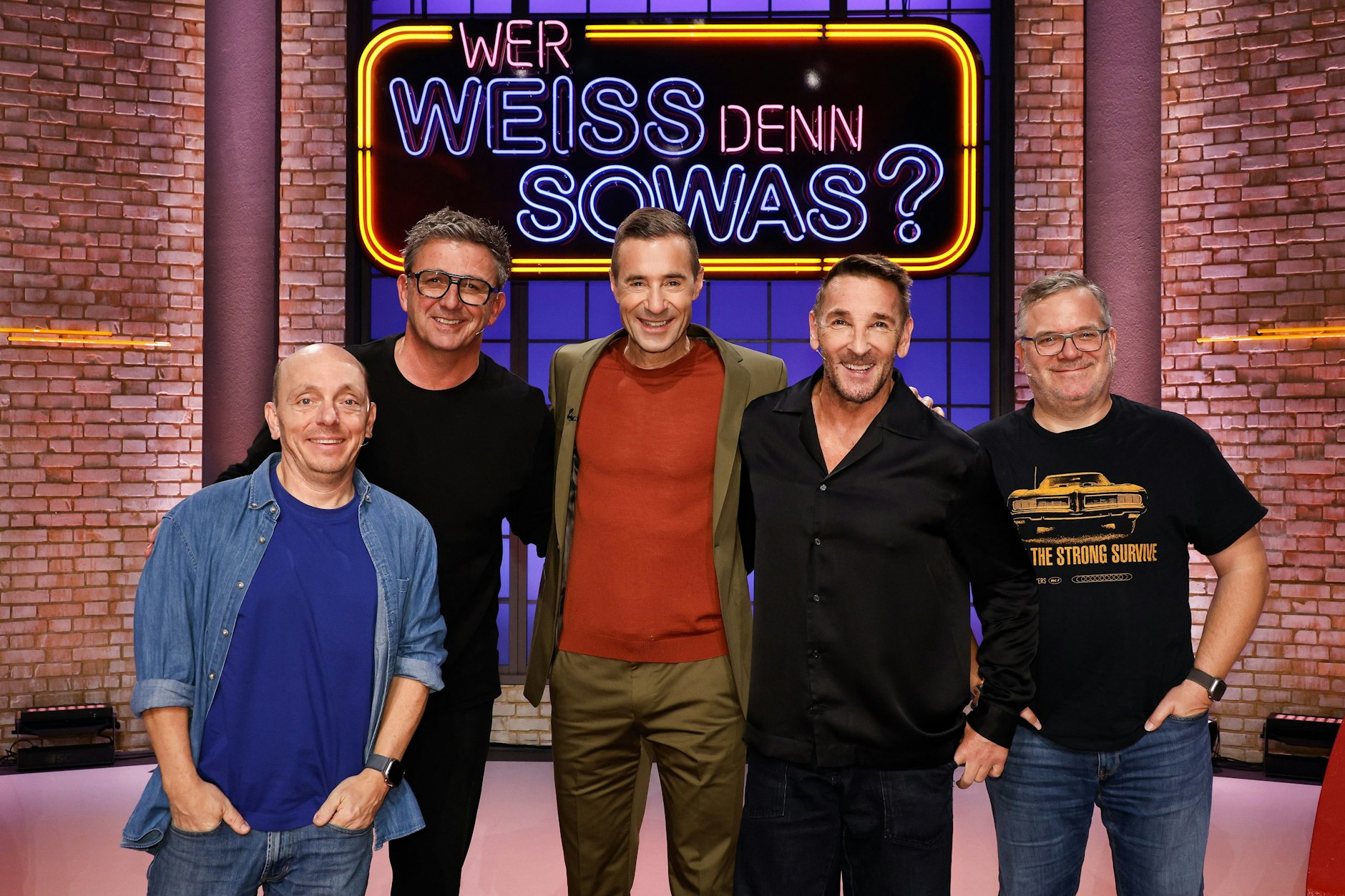 Wer weiß denn sowas? Kai Pflaume (Mitte), Bernhard Hoëcker (li.) und Elton (re). spielen heute mit den Schauspieler Hans Sigl (2. v. l.) und Mark Keller.