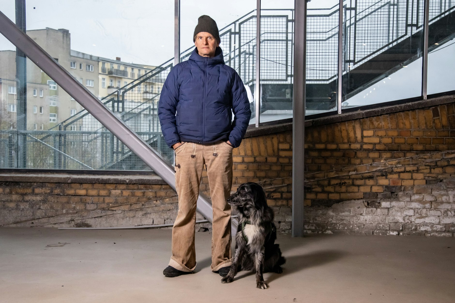 Gutes Team: Peter Grundmann und sein Australian-Shepherd-Mix besichtigen den Bau.