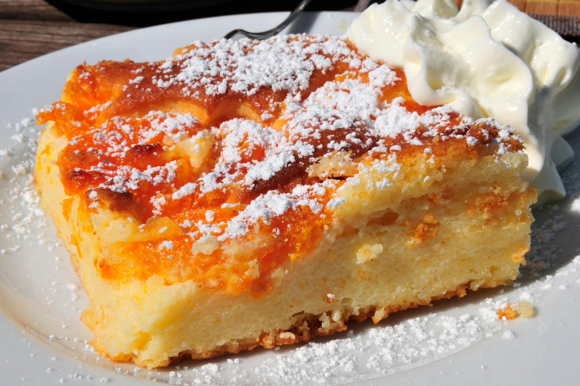 Der Faule-Weiber-Kuchen ist sehr einfach - es handelt sich dabei um einen Quarkkuchen mit Mandarinen. Sie können ihn auch auf einem Blech backen und mit Puderzucker bestäuben.