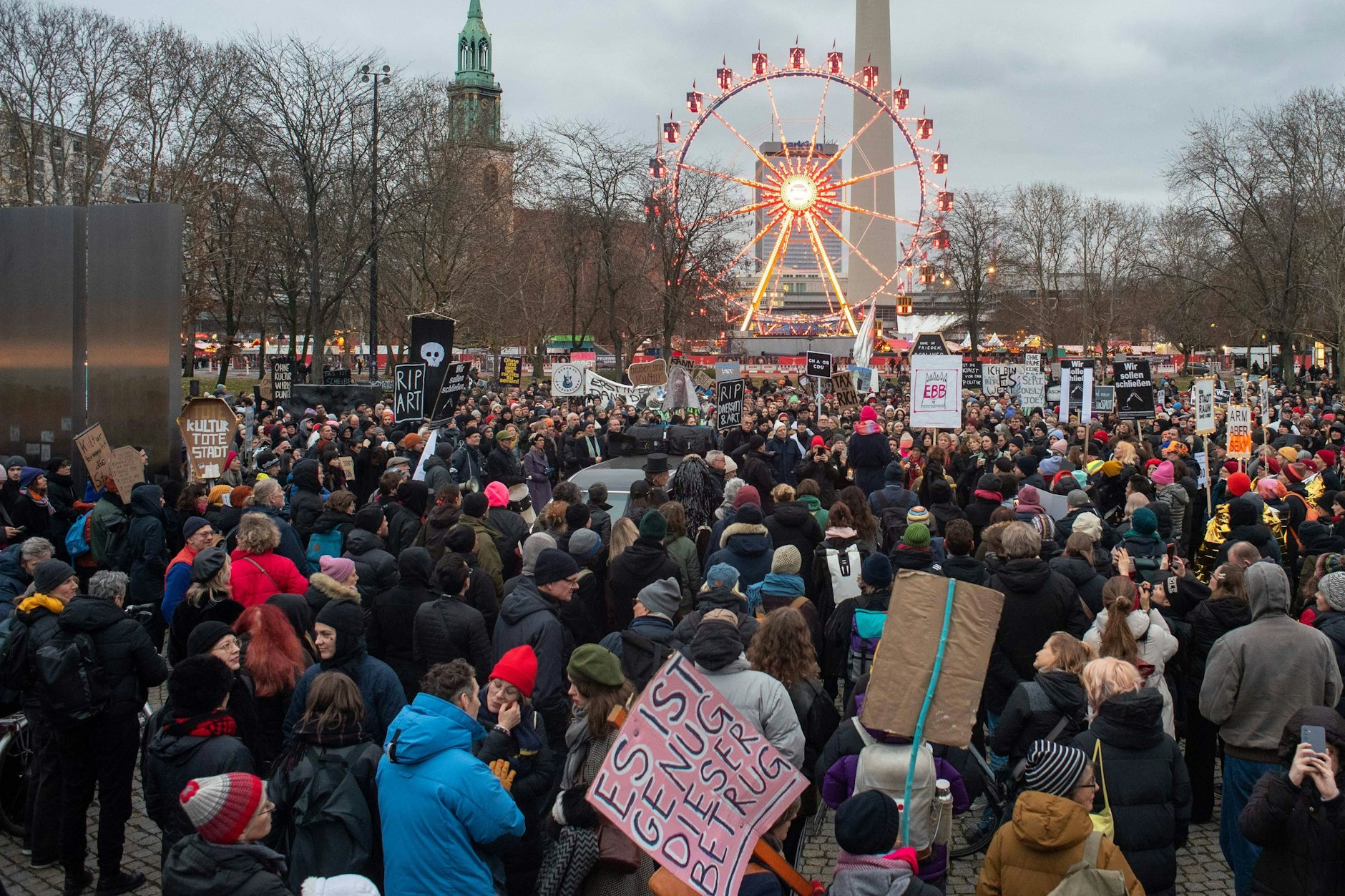 Hinten der Weihnachtsmarkt, vorn der laute Protest: Schon am Freitag wurde in Mitte demonstriert.