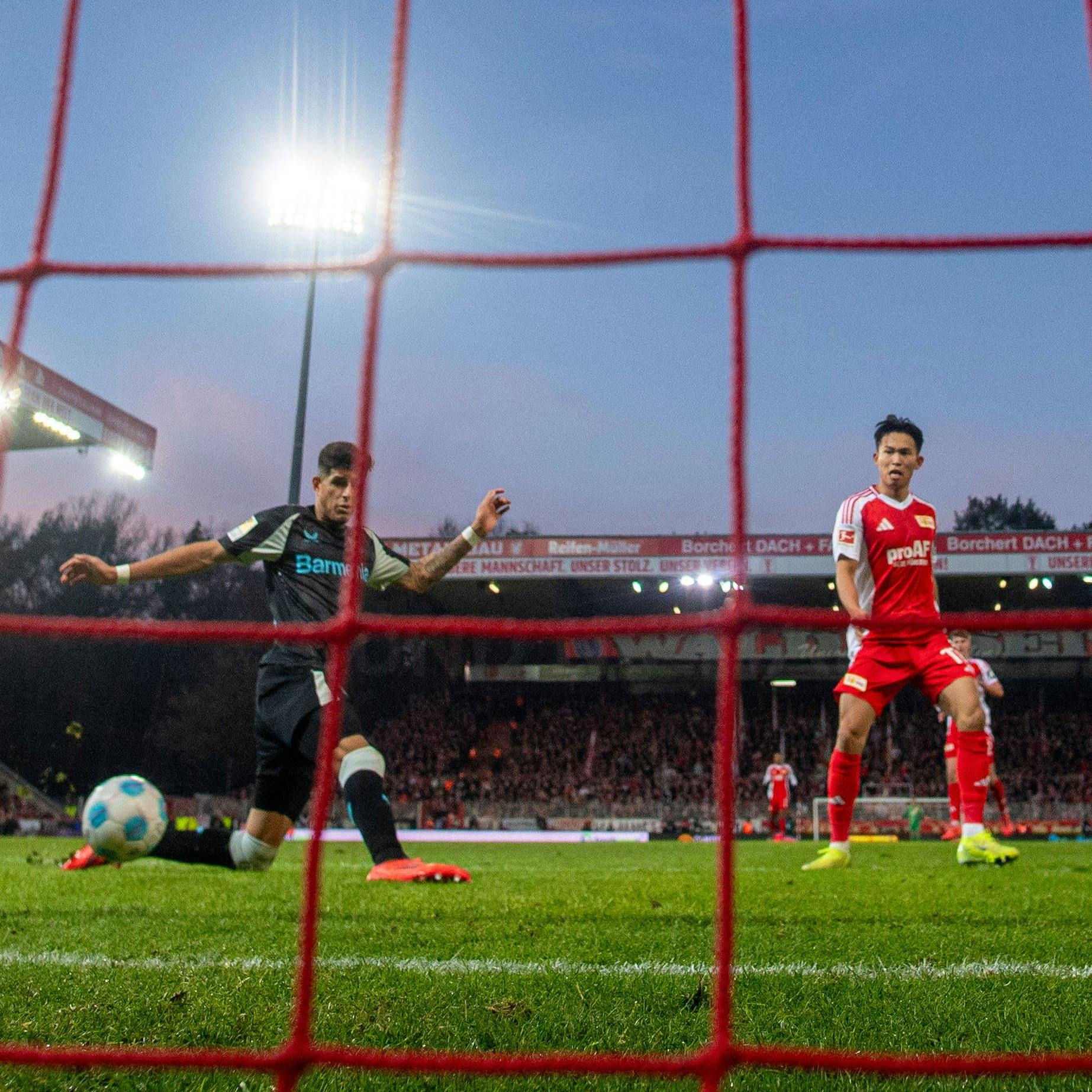 Unions Woo-Yeong Jeong trifft nach toller Vorarbeit von Benedict Hollerbach zum 1:1.