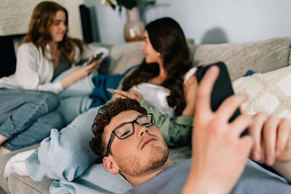 Dauerscrollen ist bei Teenies nichts Außergewöhnliches. Sollten sie erst ab 16 Zugang zu Social Media haben?