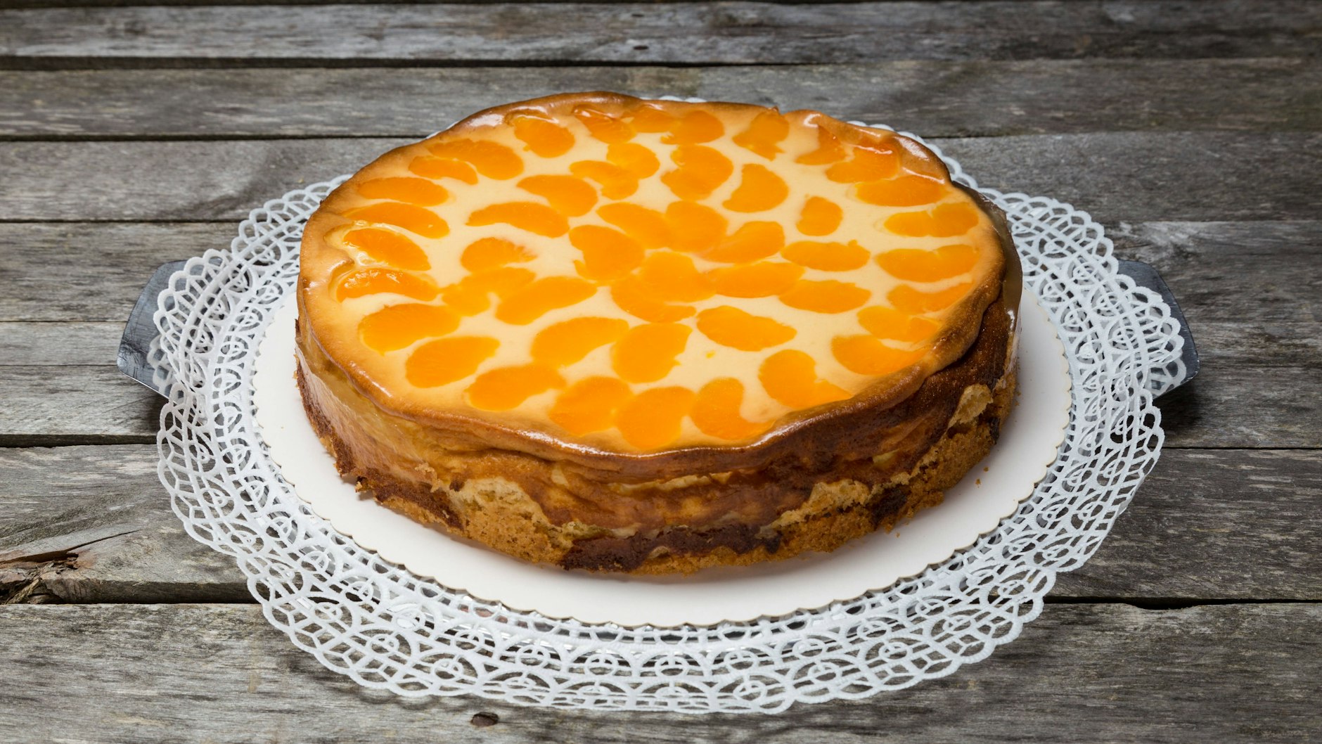 Ein echter Torten-Klassiker: Käsekuchen mit Mandarinen ist bei vielen Hobby-Bäckern bekannt unter dem Namen Faule-Weiber-Kuchen.