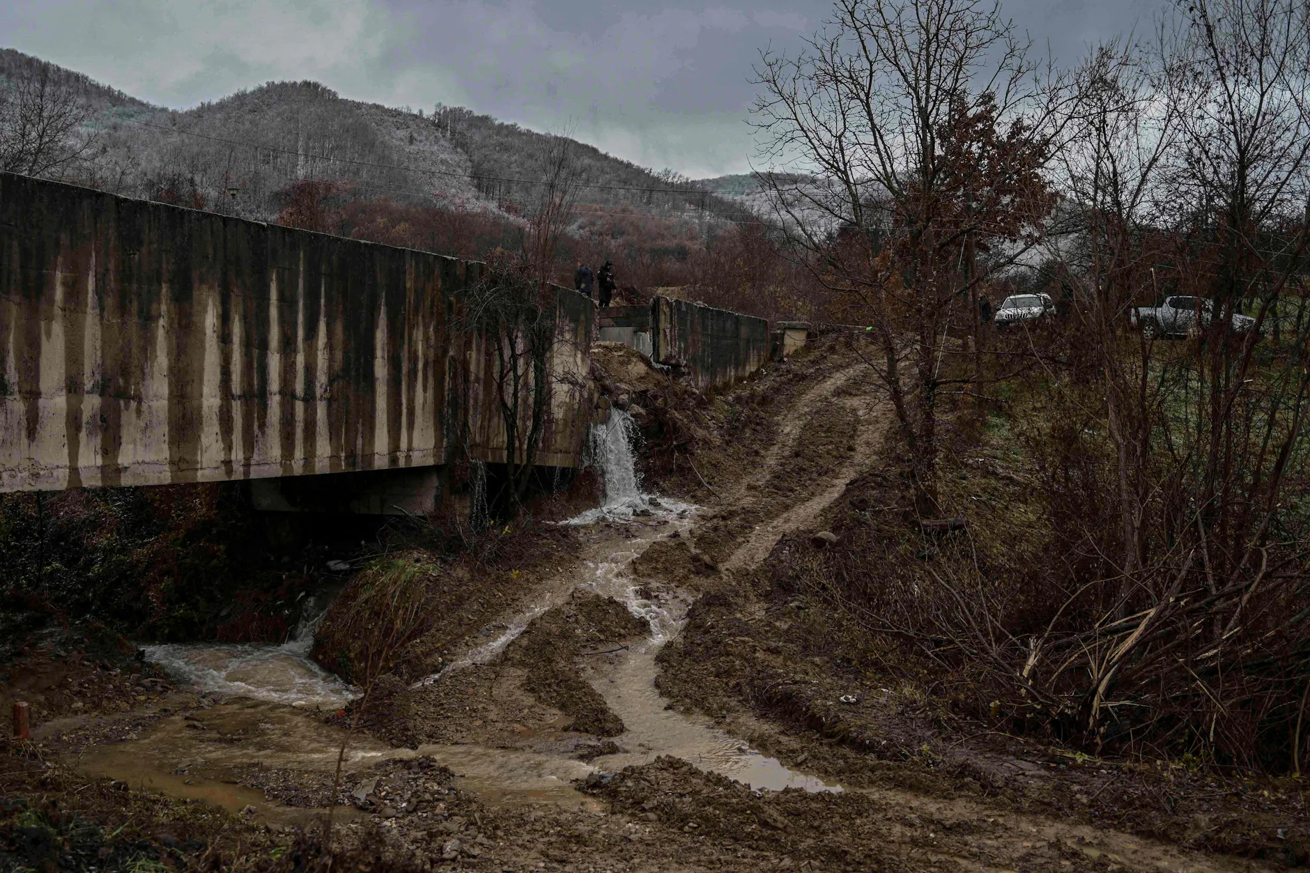 Eine Spezialeinheit der Kosovo-Polizei sichert das Gebiet in der Nähe des Explosionsortes im Dorf Varage, nahe der Stadt Zubin Potok.