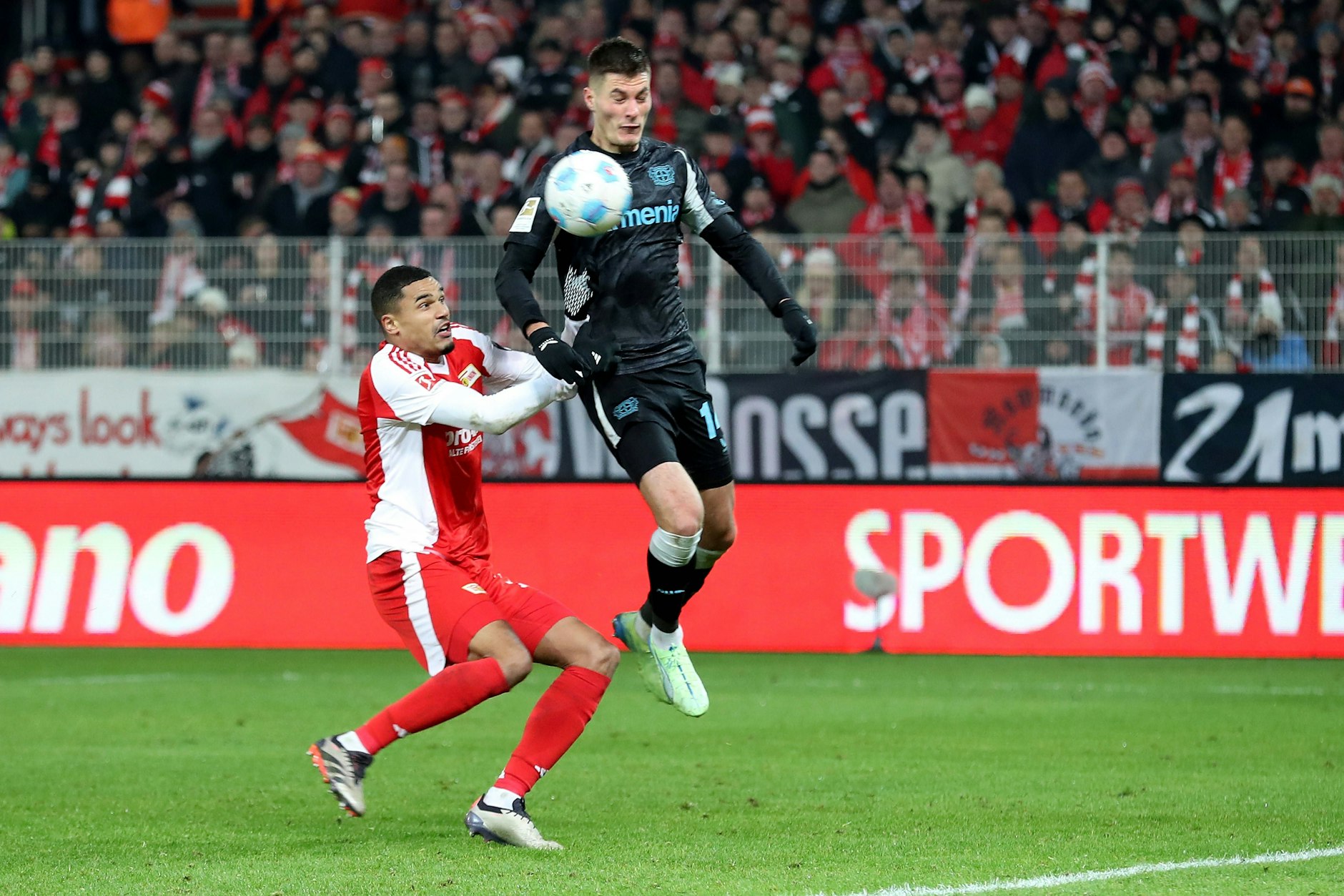 Einen Schritt zu spät: Danilho Doekhi (links) gegen Patrik Schick