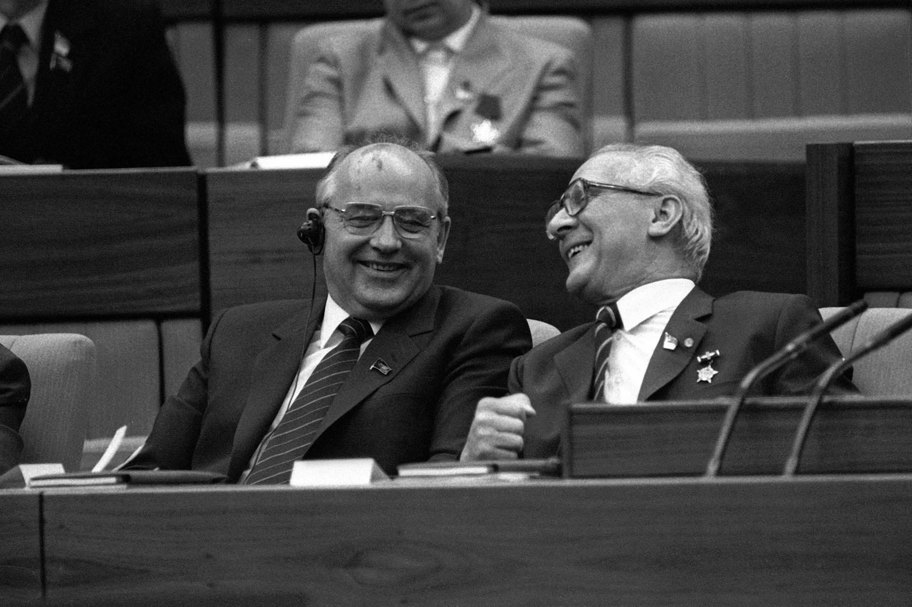 Erich Honecker und Michail Gorbatschow, der Präsident der Sowjetunion, amüsieren sich köstlich. Ob Honecker auch über Witze aus der DDR lachen konnte?