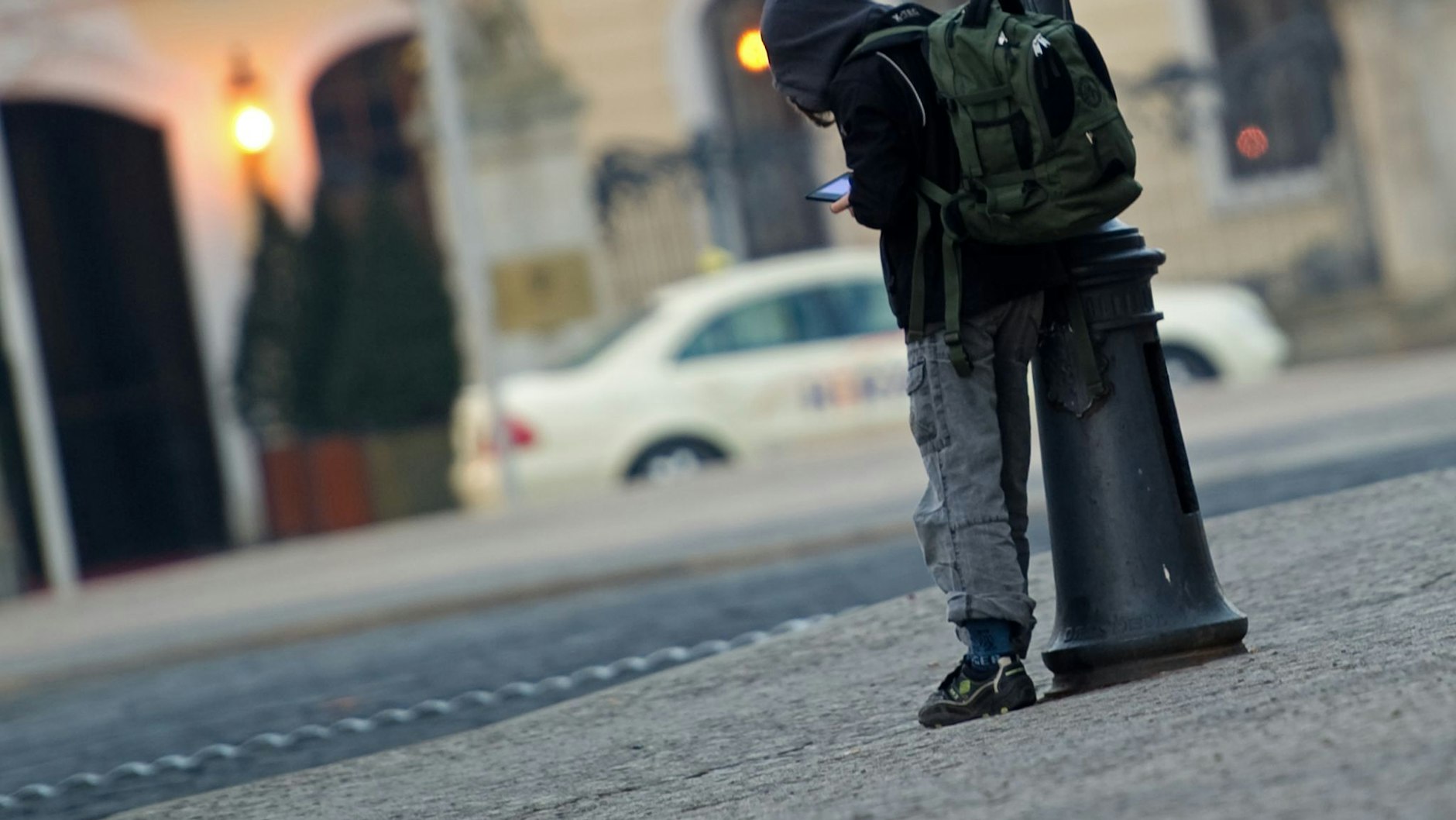 Lieber draußen zocken als in der Schule lernen? Viele Schulen in Berlin haben Probleme mit Schulschwänzern.