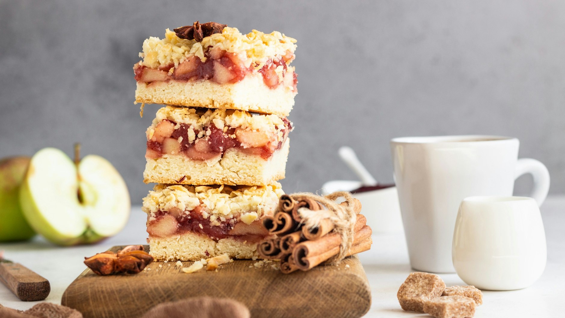 Der einfache Apfel-Streuselkuchen nach unserem Rezept ist die perfekte Nascherei für den Sonntag.