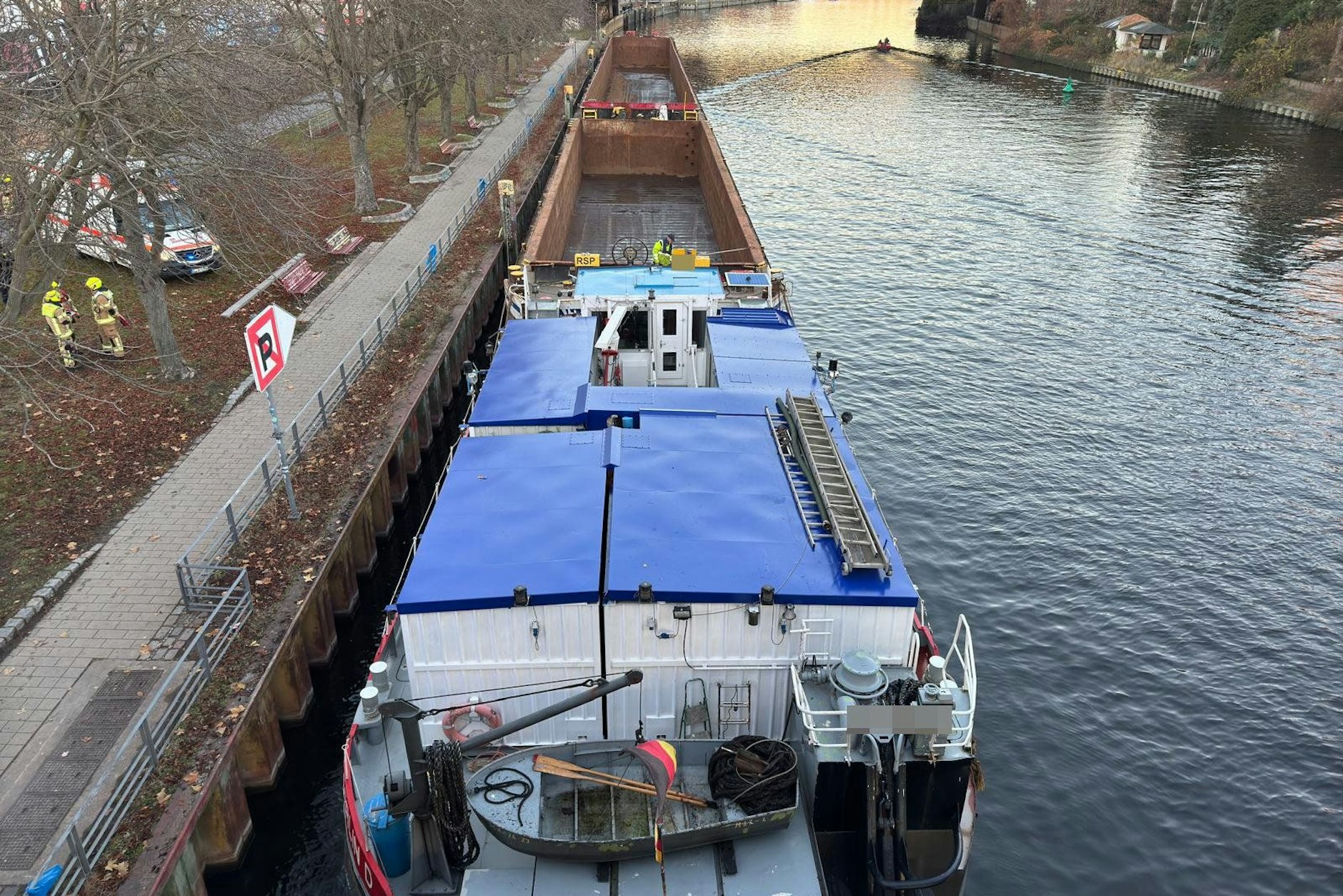 Das Binnenschiff krachte in das Ruderboot. Wie es zu dem Zusammenstoß kam, ist bisher noch unklar.