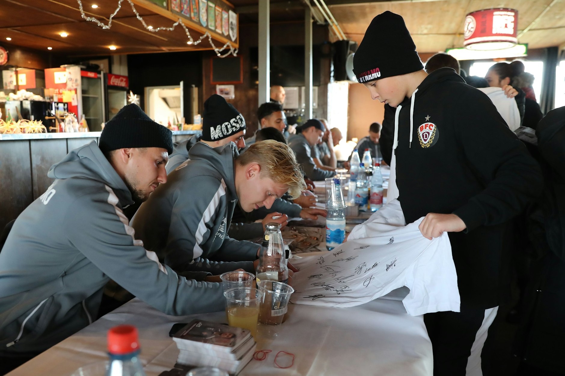 Das ist Balsam auf die Seelen der Spieler des BFC Dynamo: Die Autogramme von Tobias Stockinger (l.), Jules Hasenberg und Co. sind bei den Fans immer gefragt.