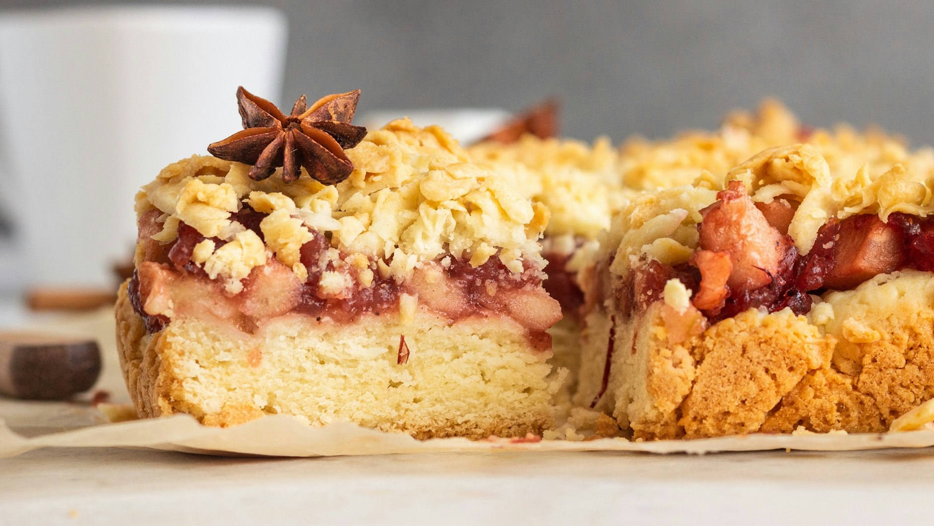 Leckerer Apfel-Streuselkuchen mit Marmelade: Dieser Blechkuchen ist herrlich saftig - und die Zutaten für das wunderbar süße Rezept haben Sie bestimmt im Vorratsschrank.