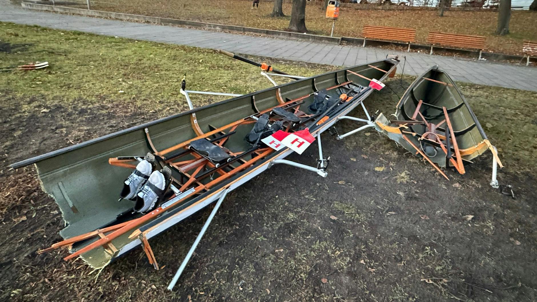 Das Binnenschiff hatte das Ruderboot bei dem Unfall in Spandau regelrecht zerteilt.
