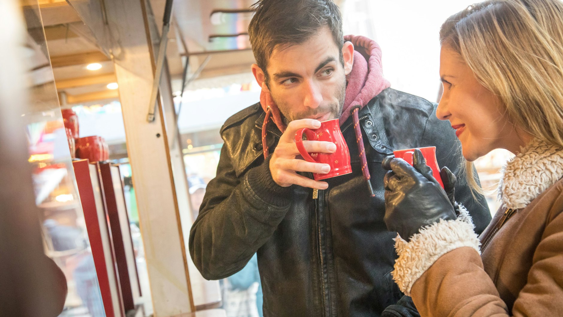 Auch der Glühwein gehört zum Weihnachtsmarkt dazu. Allerdings sollte man ihn in Maßen genießen - und zugunsten der Kalorienbilanz auf den Schuss Rum oder Amaretto verzichten.