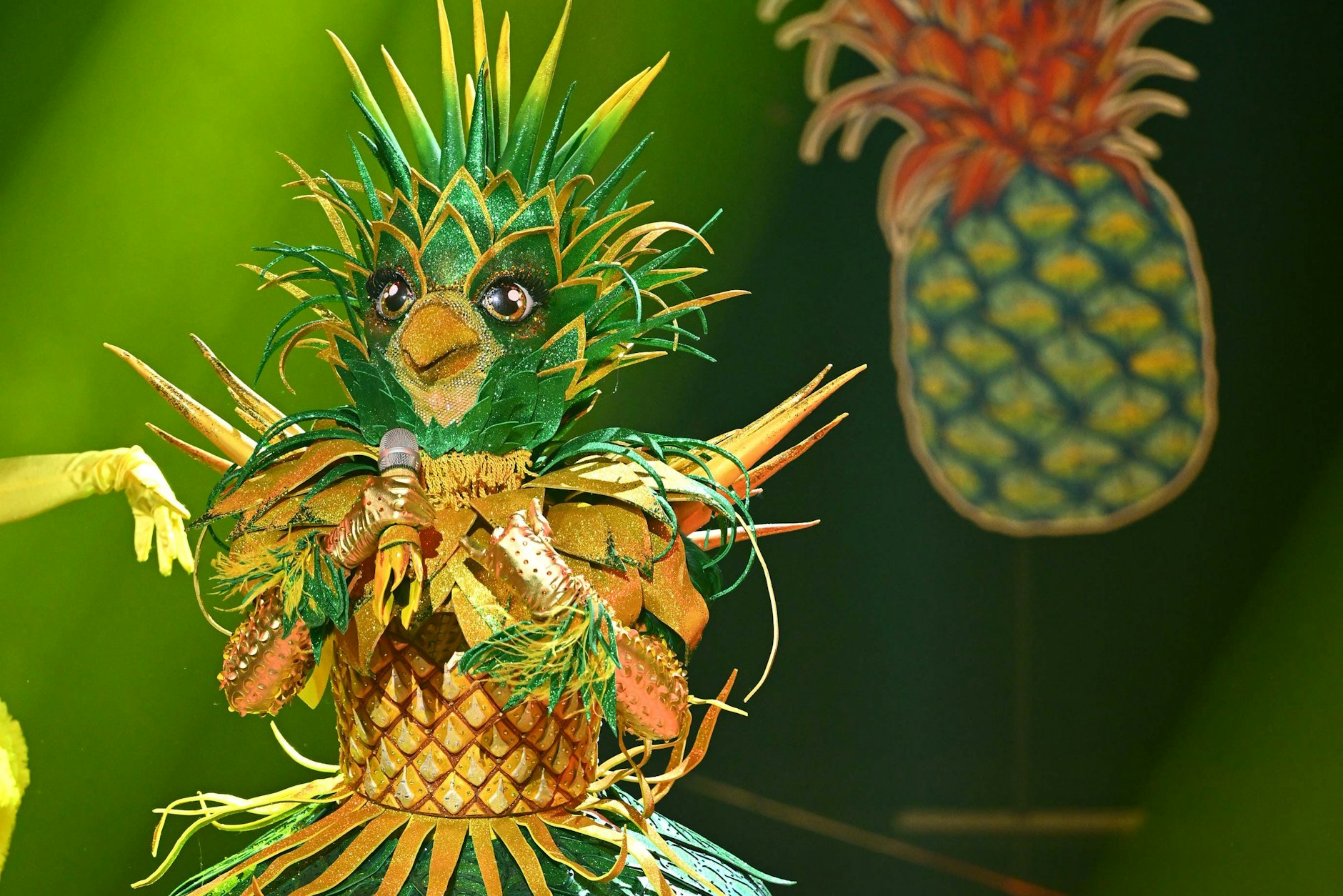 Lady Ananas verwirrte die Zuschauer von „Masked Singer“ gewaltig - nun musste die Maske fallen, das Geheimnis der Glitzer-Frucht wurde gelüftet.