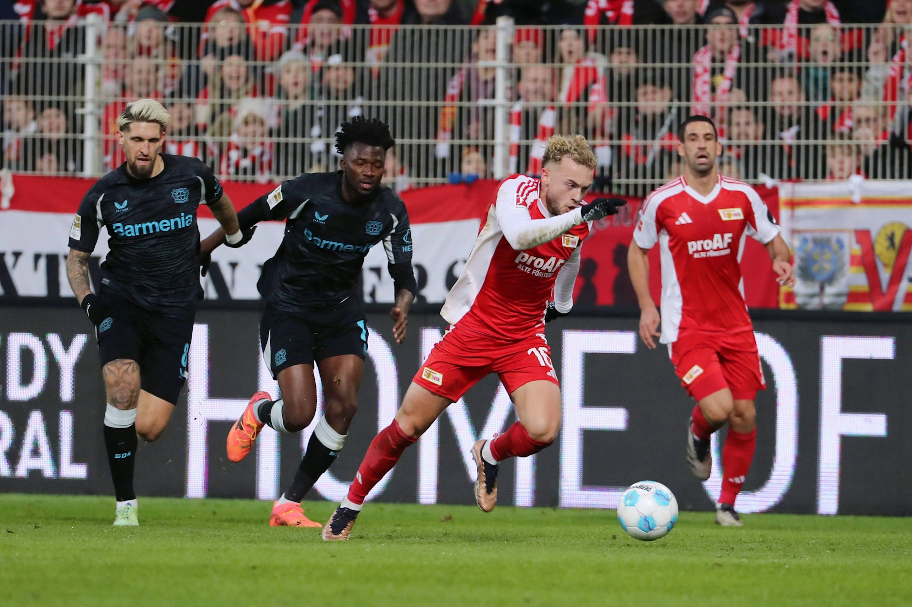 Auf und davon! Benedict Hollerbach stürmt den Leverkusenern davon und bereitet mit einem Solo das 1:1 vor.