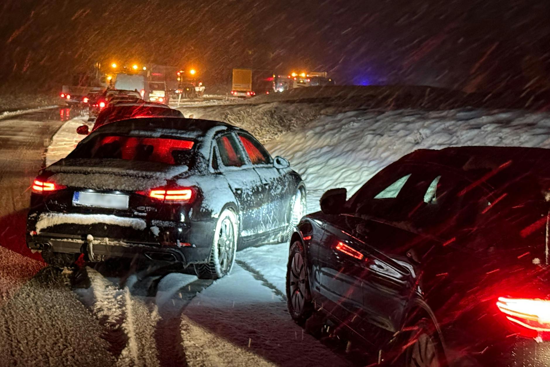 Schon Ende November gab es in einigen Regionen in Deutschland Probleme mit dem Wintereinbruch. Auch in der Nacht von Sonntag zum Montag könnte es nun glatt werden.