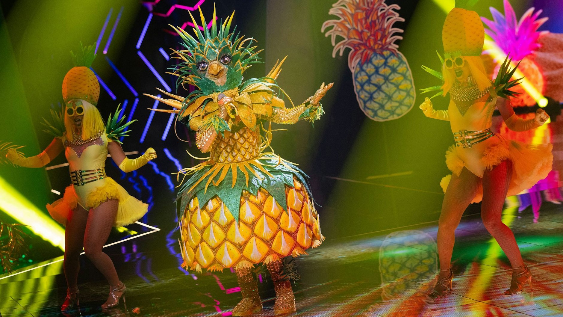 Lady Ananas auf der Bühne von „Masked Singer“ - am Abend fiel die Maske der Glitzer-Frucht.