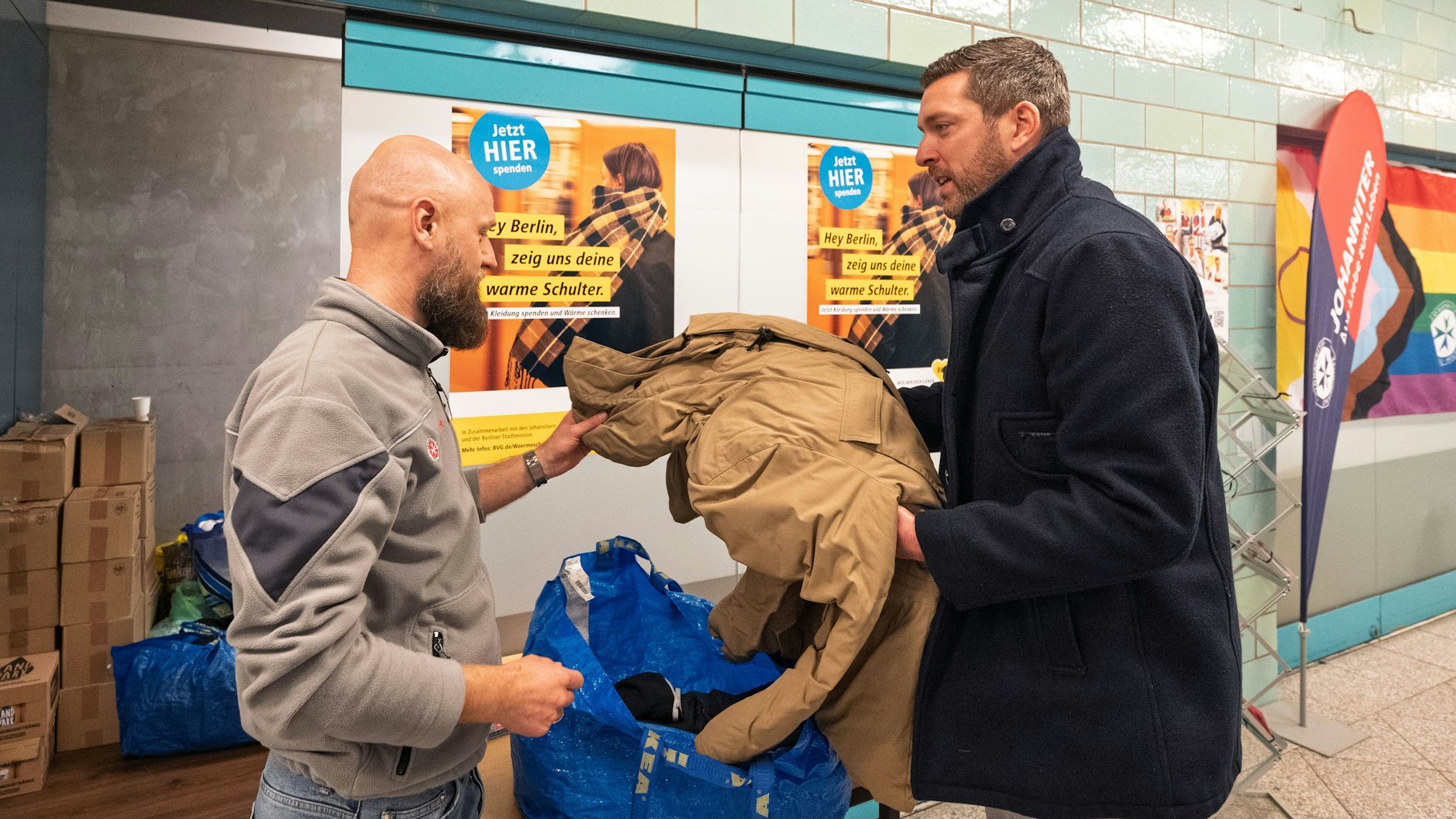 Hilfeaktion im U-Bahnhof: Vor allem warme Männersachen werden gerne als Spende angenommen.