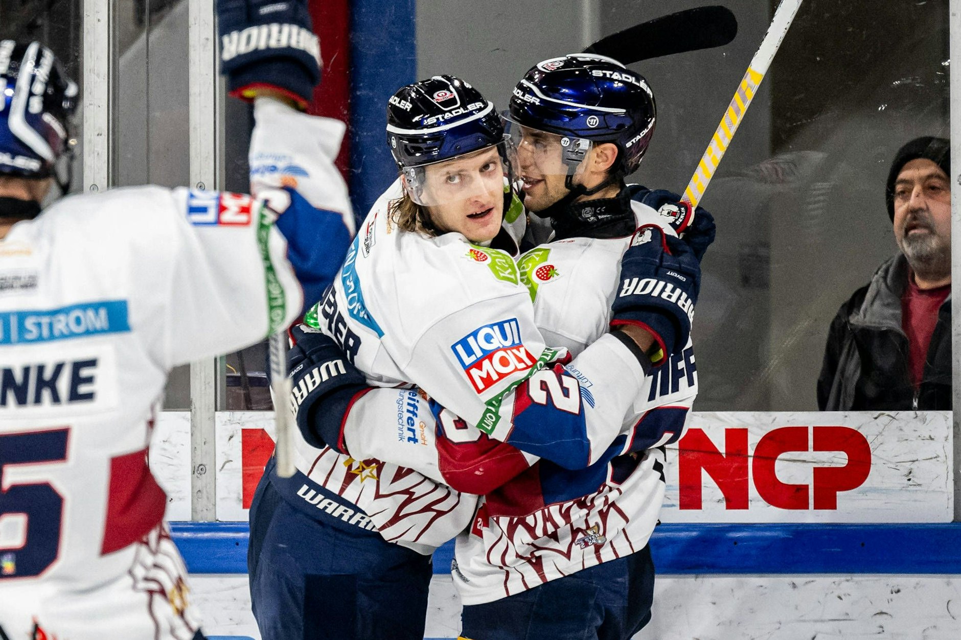 Spiel doch noch gedreht: Manuel Wiederer, der in der Overtime zum Sieg für die Eisbären Berlin trifft, wird von Freddy Tiffels (r.) geherzt.