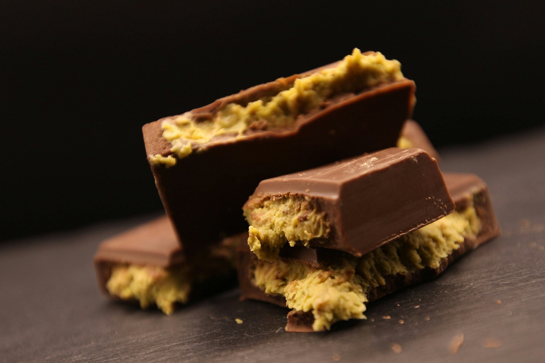 Dubai-Schokolade wie diese hier ist der Renner. Lassen Sie sich davon inspirieren für die Weihnachts-Bäckerei und überraschen Sie Ihre Lieben mit Dubai-Schoko-Keksen.