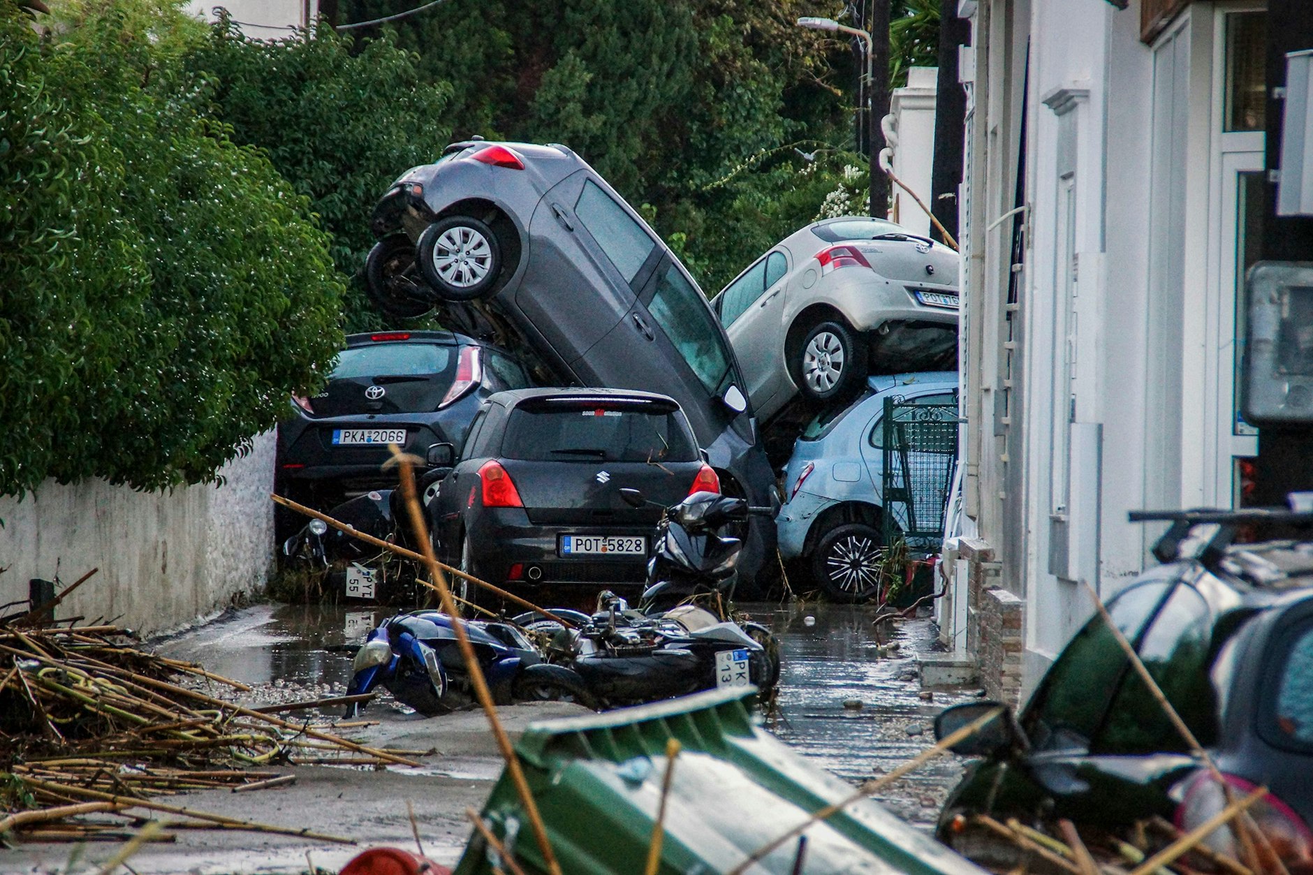 Heftiger Regen und Überschwemmungen haben Rhodos heimgesucht. Straßen wurden zerstört, Autos mitgerissen.