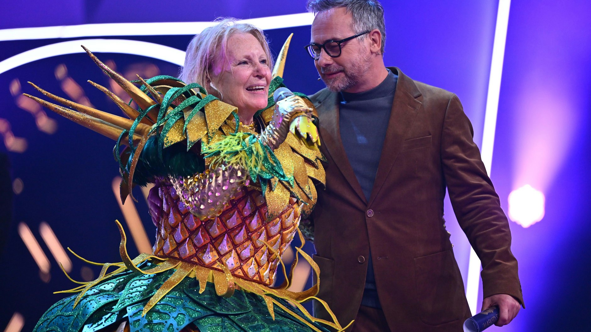 Maren Kroymann nach der Demaskierung im Gespräch mit „Masked Singer“-Moderator Matthias Opdenhövel.