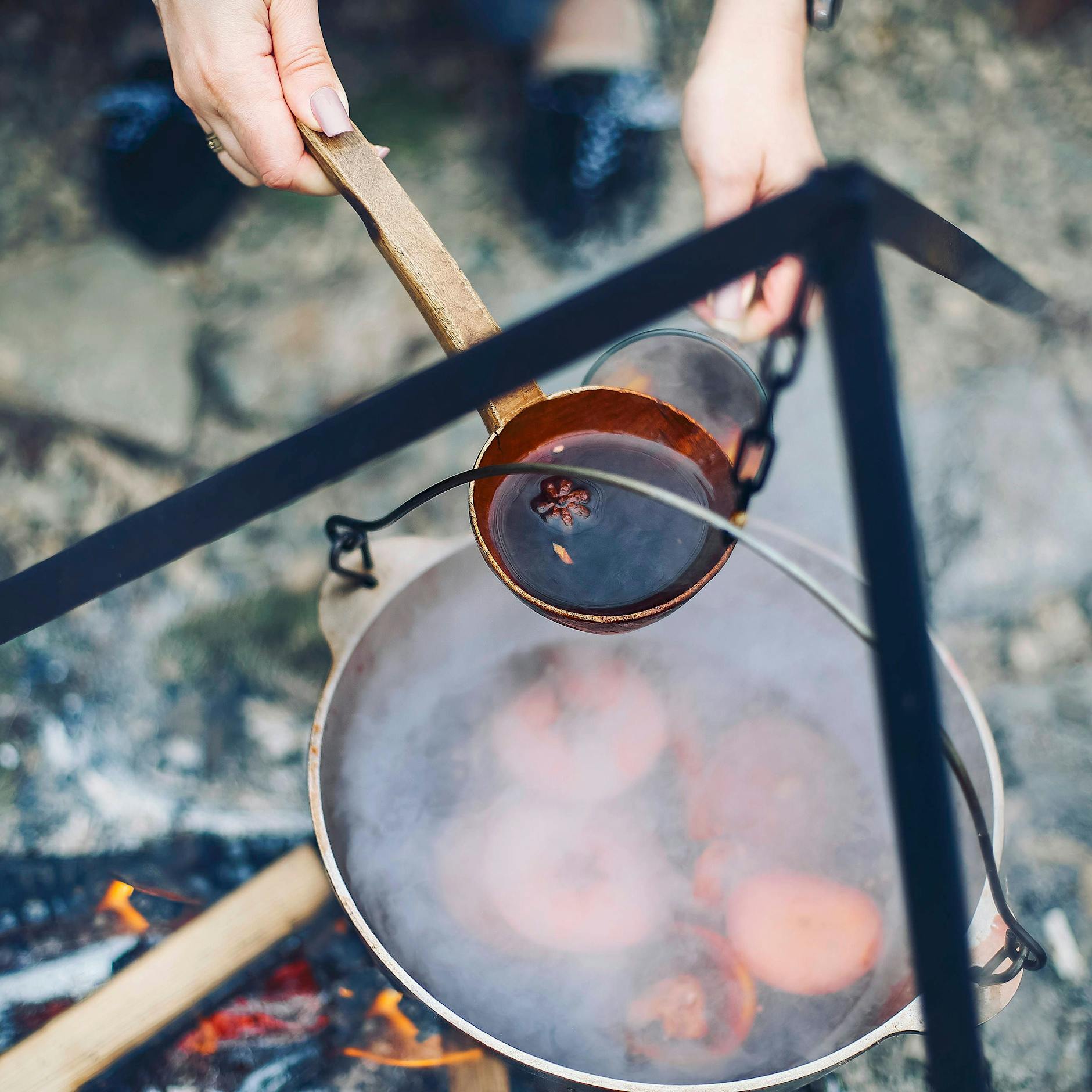 Glühwein-Rezept: Selber machen statt teuer auf Weihnachtsmarkt trinken